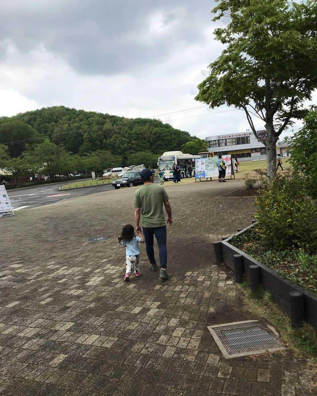 大友愛さんのインスタグラム写真 - (大友愛Instagram)「ツインリンクもてぎへ🏎💨 土砂降り☔️から⛅️🌤☀️お天道様👍  GWは毎年パパが合宿なので 皆んなでお出かけできてよかったぁ☺️ 乗り物大好き心之介のいい笑顔😘 乗り物乗れない女子と🍟 愛心たんと乗りすぎて カタツムリ🐌になれな気分でした😆  @twinring_motegi  @hiroyuki_akimoto_1.31  @shin_life0617  #秋本family #ツインリンクもてぎ#家族の時間#GW」5月7日 6時36分 - ai_dayooon