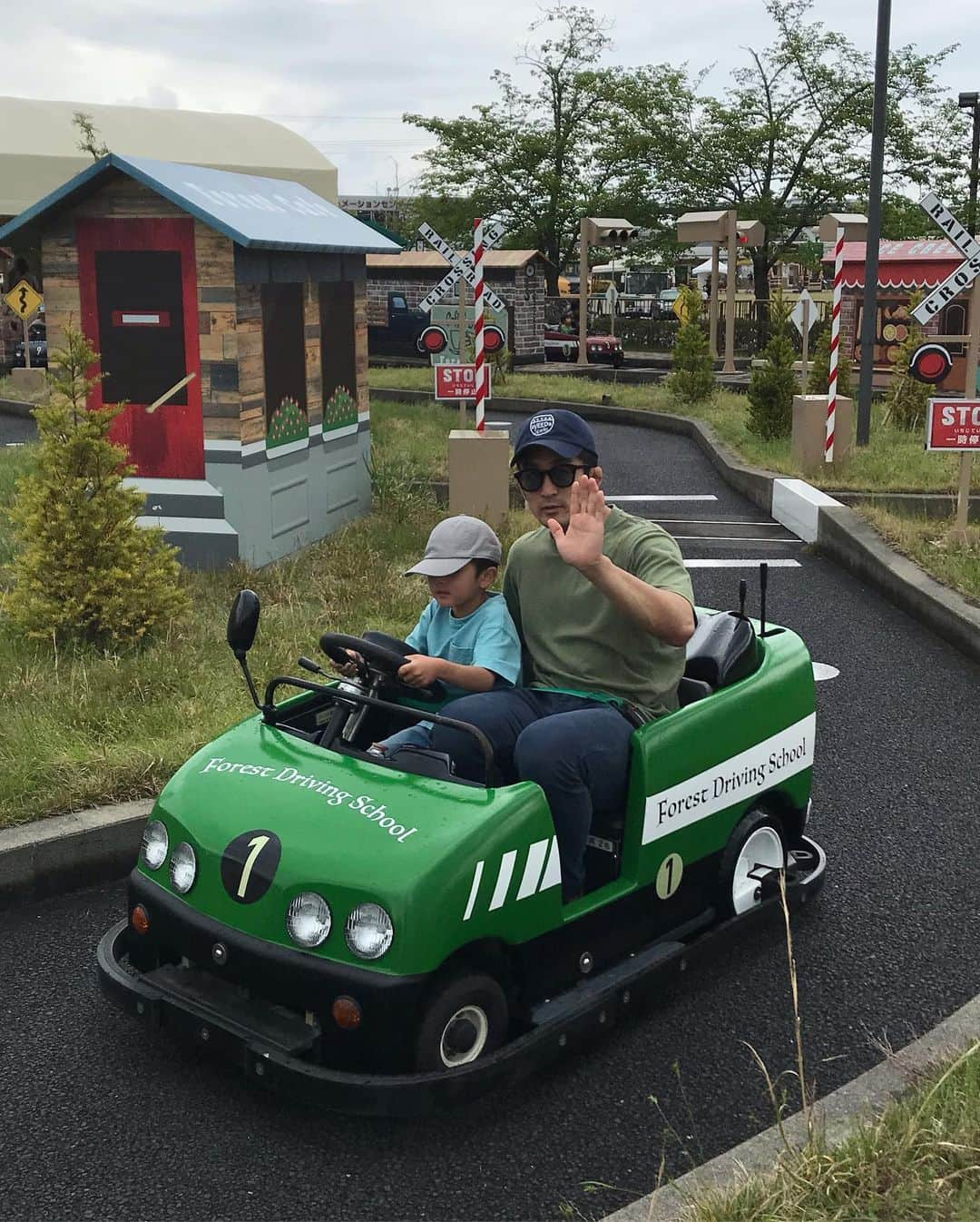 大友愛さんのインスタグラム写真 - (大友愛Instagram)「ツインリンクもてぎへ🏎💨 土砂降り☔️から⛅️🌤☀️お天道様👍  GWは毎年パパが合宿なので 皆んなでお出かけできてよかったぁ☺️ 乗り物大好き心之介のいい笑顔😘 乗り物乗れない女子と🍟 愛心たんと乗りすぎて カタツムリ🐌になれな気分でした😆  @twinring_motegi  @hiroyuki_akimoto_1.31  @shin_life0617  #秋本family #ツインリンクもてぎ#家族の時間#GW」5月7日 6時36分 - ai_dayooon