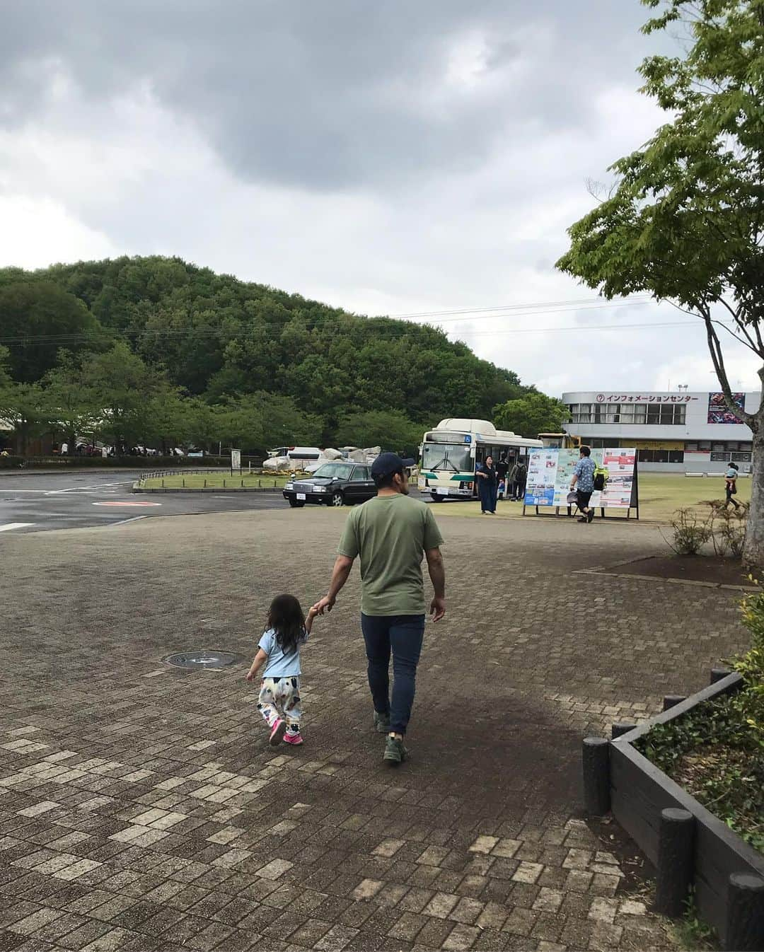 大友愛さんのインスタグラム写真 - (大友愛Instagram)「ツインリンクもてぎへ🏎💨 土砂降り☔️から⛅️🌤☀️お天道様👍  GWは毎年パパが合宿なので 皆んなでお出かけできてよかったぁ☺️ 乗り物大好き心之介のいい笑顔😘 乗り物乗れない女子と🍟 愛心たんと乗りすぎて カタツムリ🐌になれな気分でした😆  @twinring_motegi  @hiroyuki_akimoto_1.31  @shin_life0617  #秋本family #ツインリンクもてぎ#家族の時間#GW」5月7日 6時36分 - ai_dayooon