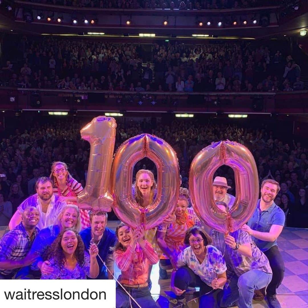 サラ・バレリスさんのインスタグラム写真 - (サラ・バレリスInstagram)「HAPPY 💯!!! @waitresslondon!! Love you all so much!!! ・・・ Happy 100th Performance! Thanks to our wonderful 100th audience for posing with us 💗😙 #WaitressLondon」5月7日 6時37分 - sarabareilles