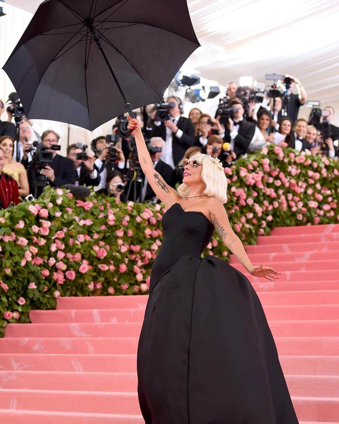 Harper's BAZAARさんのインスタグラム写真 - (Harper's BAZAARInstagram)「#LadyGaga, who has long perfected the art of being extra, had not one but FOUR red carpet looks (and a performance art piece to boot) for the #MetGala. We’d only expect the best from tonight’s co-host! Swipe to see all her @brandonmaxwell looks」5月7日 6時46分 - harpersbazaarus