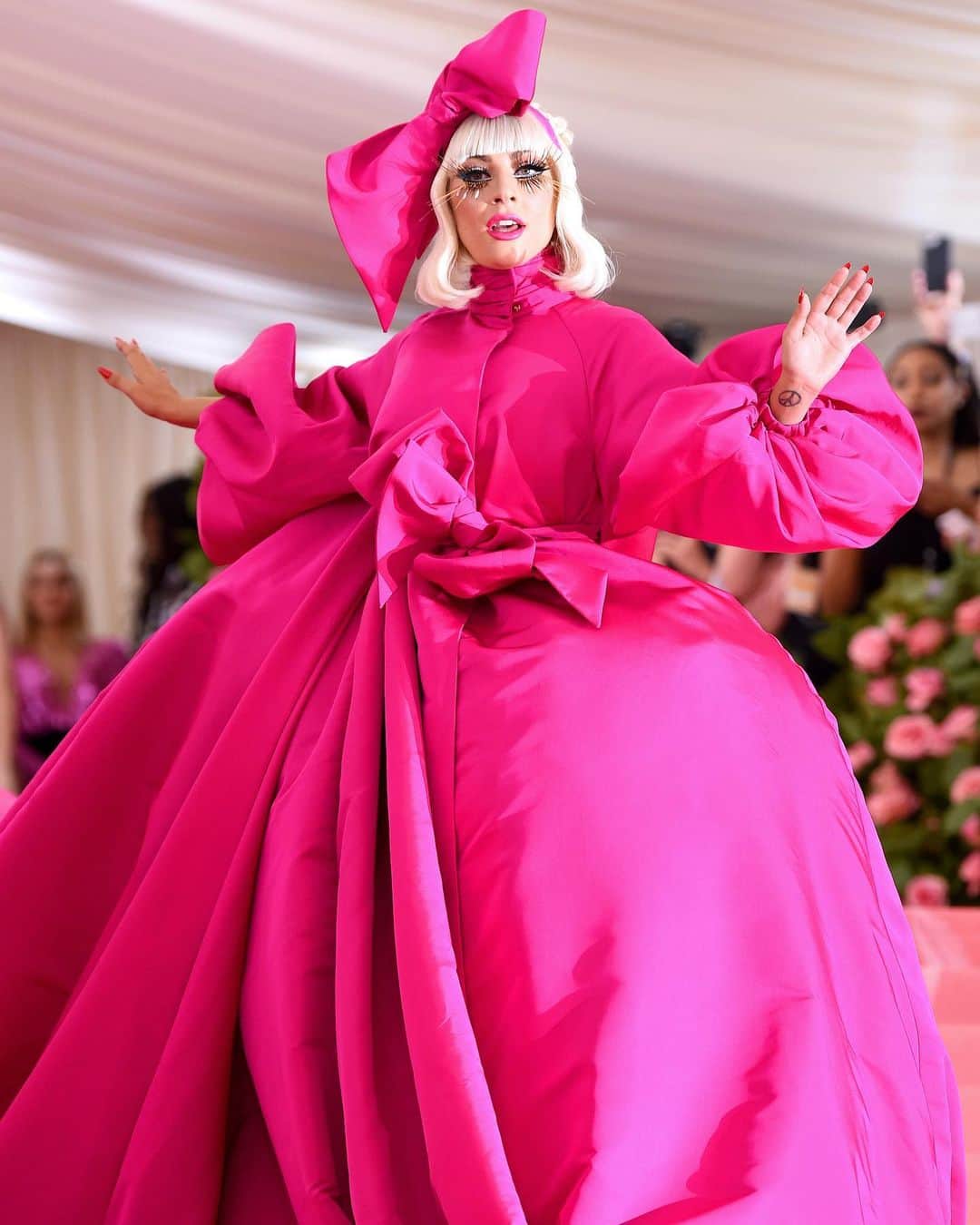 Harper's BAZAARさんのインスタグラム写真 - (Harper's BAZAARInstagram)「#LadyGaga, who has long perfected the art of being extra, had not one but FOUR red carpet looks (and a performance art piece to boot) for the #MetGala. We’d only expect the best from tonight’s co-host! Swipe to see all her @brandonmaxwell looks」5月7日 6時46分 - harpersbazaarus