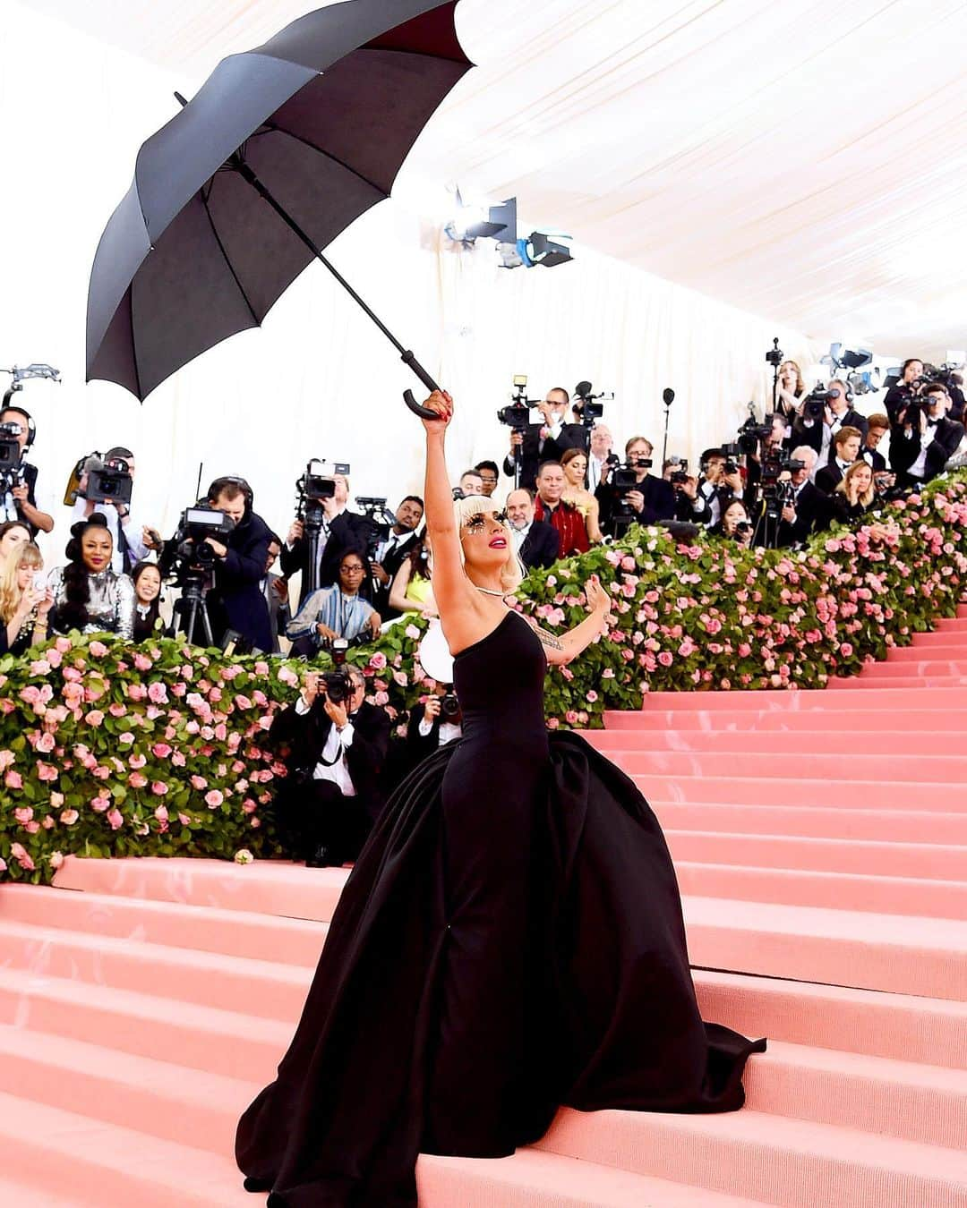 WHO WHAT WEARさんのインスタグラム写真 - (WHO WHAT WEARInstagram)「No one: Lady Gaga: ☂️☂️☂️ photos: getty images」5月7日 6時40分 - whowhatwear