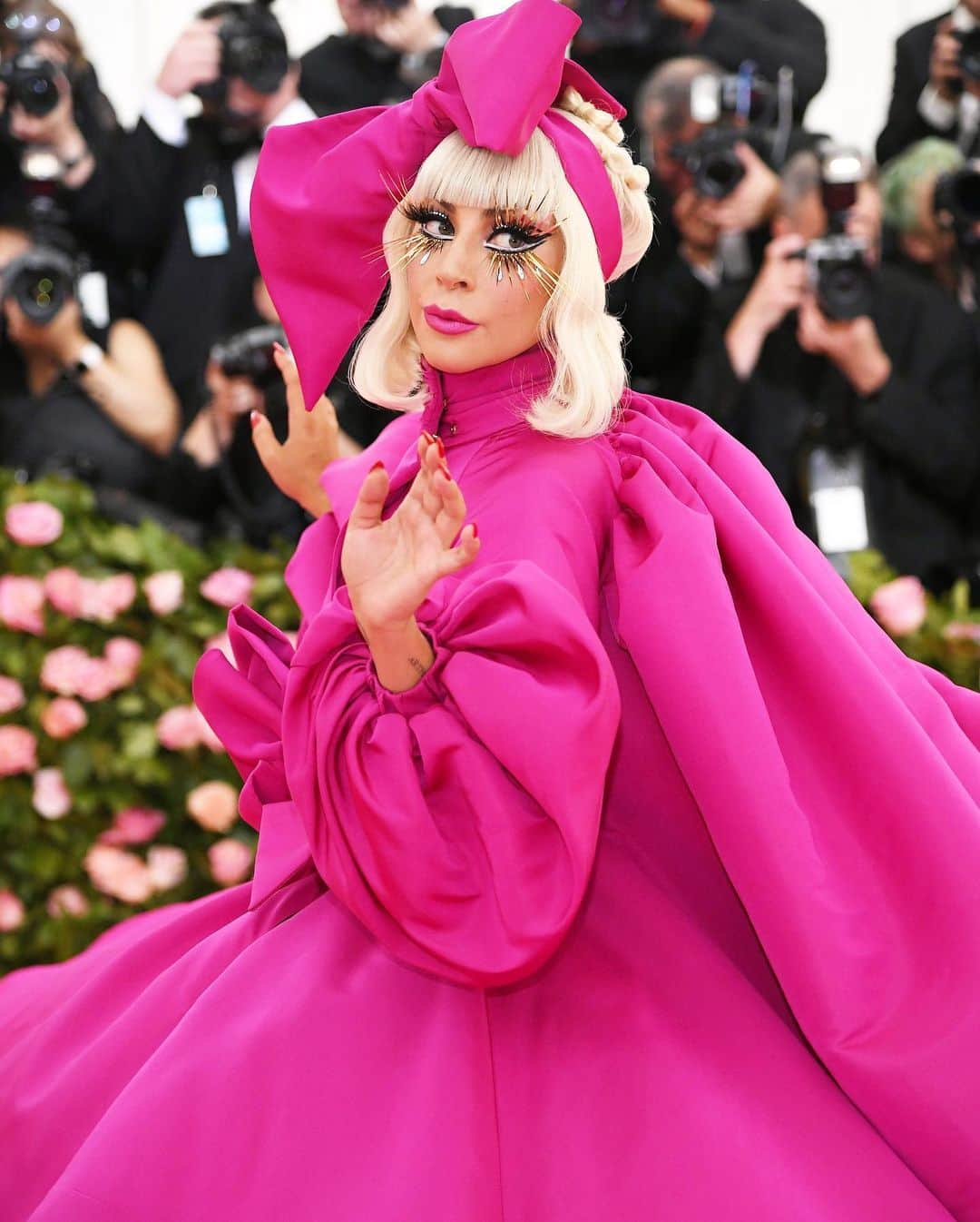 WHO WHAT WEARさんのインスタグラム写真 - (WHO WHAT WEARInstagram)「No one: Lady Gaga: ☂️☂️☂️ photos: getty images」5月7日 6時40分 - whowhatwear