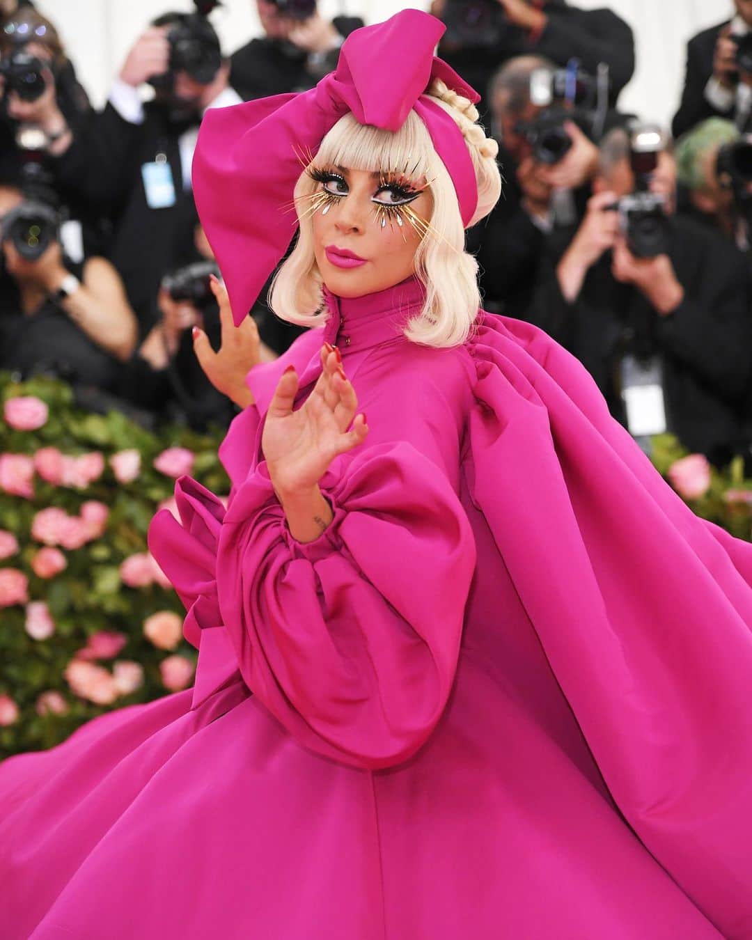 British Vogueさんのインスタグラム写真 - (British VogueInstagram)「This year's co-chair, #LadyGaga arrives for the 2019 #MetGala wearing a fushcia pink #BrandonMaxwell ensemble, ahead of revealing four outfit changes before even entering the event. Click the link in bio for more on her dramatic costume change and performance. #MetCamp」5月7日 6時44分 - britishvogue