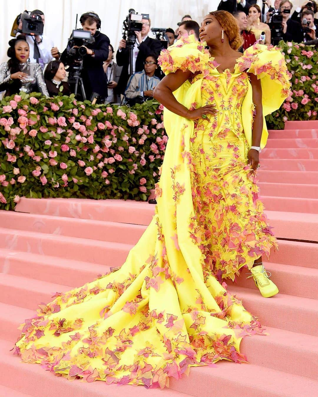 Harper's BAZAARさんのインスタグラム写真 - (Harper's BAZAARInstagram)「Fashion but make it comfortable... #MetGala co-host #SerenaWilliams shows ‘em how it’s done in her #AtelierVersace gown and #NikexOffWhite sneakers」5月7日 6時55分 - harpersbazaarus