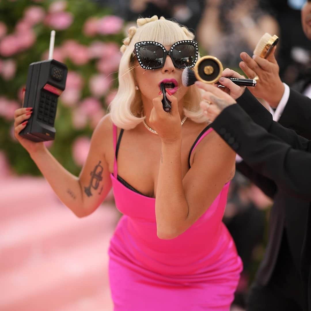Dazed Magazineさんのインスタグラム写真 - (Dazed MagazineInstagram)「What’s more #camp than a Ru-veal?... 4! Swipe ➡️ to see co-chair @ladygaga nail this year’s theme in not one but FOUR pink carpet looks ☂️🎀💕 #MetGala2019 #MetCamp #LadyGaga #gagged」5月7日 6時55分 - dazed