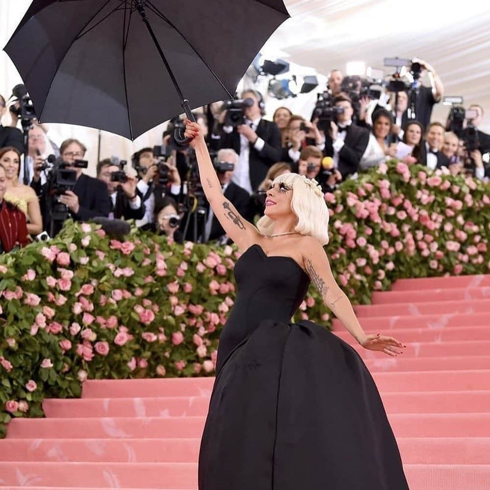 Dazed Magazineさんのインスタグラム写真 - (Dazed MagazineInstagram)「What’s more #camp than a Ru-veal?... 4! Swipe ➡️ to see co-chair @ladygaga nail this year’s theme in not one but FOUR pink carpet looks ☂️🎀💕 #MetGala2019 #MetCamp #LadyGaga #gagged」5月7日 6時55分 - dazed