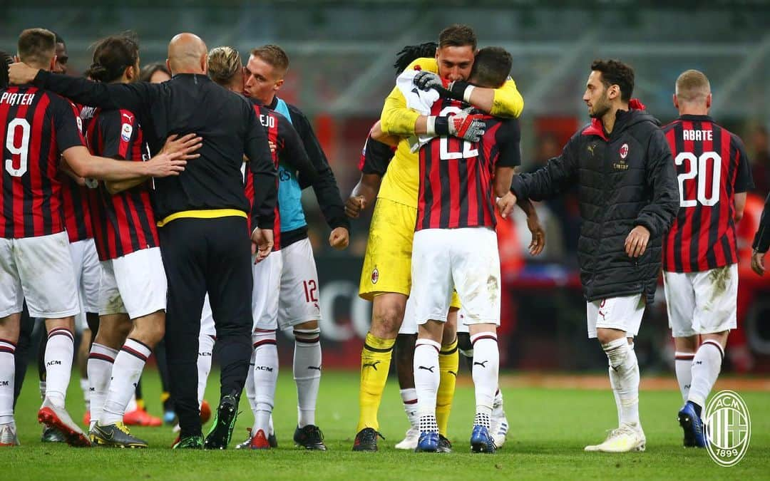 ホセ・マヌエル・レイナさんのインスタグラム写真 - (ホセ・マヌエル・レイナInstagram)「Uniti! 🔴⚫️ Tre finali 👊🏼⚽️ #ForzaMilan」5月7日 6時50分 - preinaofficial