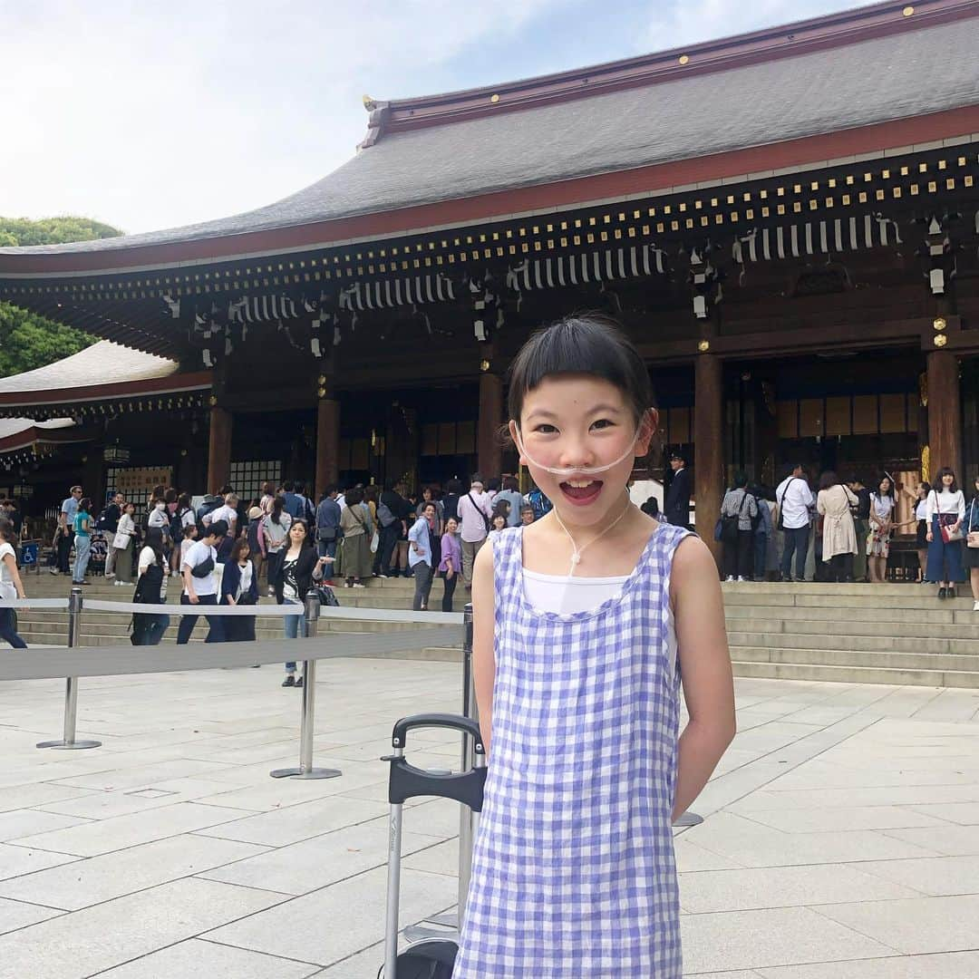 yukiさんのインスタグラム写真 - (yukiInstagram)「#新時代のお参り #明治神宮 #meijishrine #パワーをもらって #令和も良い時代に #milka おはようございます。  さて、いよいよ学校が始まります。 (世のお母様、やっとこの日がきましたね😅) ただ… 今となってはあっという間。 目覚ましで起きる朝が…  ヤダよー😂  新時代を迎え、 ありがとうございますと これからもズンズンいけますように！ の、お参りをしに明治神宮へ⛩  真夏な装いは、外国の方と私たちのみ😅」5月7日 7時04分 - milkayuki