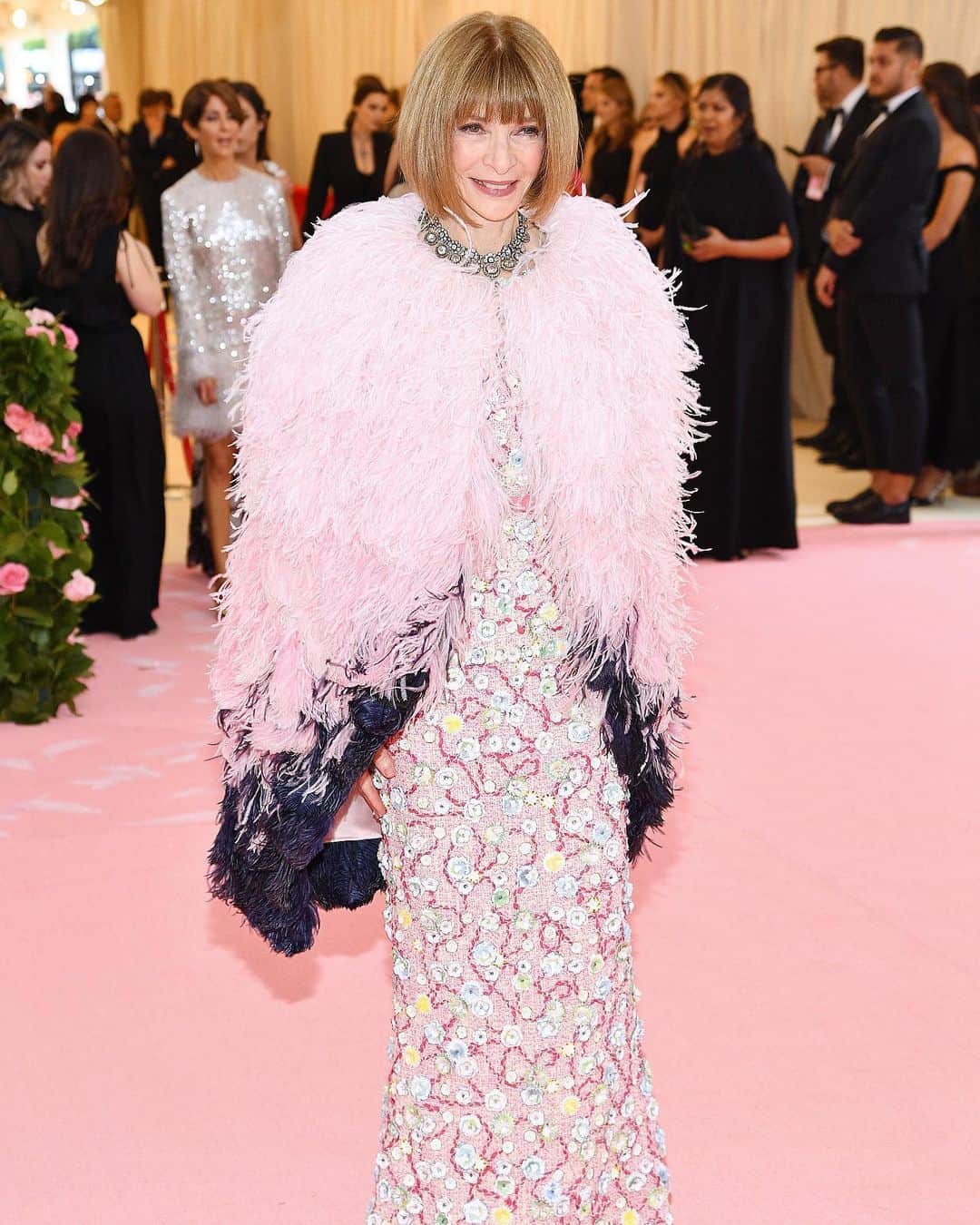Just Jaredさんのインスタグラム写真 - (Just JaredInstagram)「Anna Wintour dons an Armani Prive gown and @chanel cape for this year’s Met Gala. Click the LINK IN BIO for the best red carpet coverage from the #MetGala! #AnnaWintour #ArmaniPrive #Chanel」5月7日 6時59分 - justjared