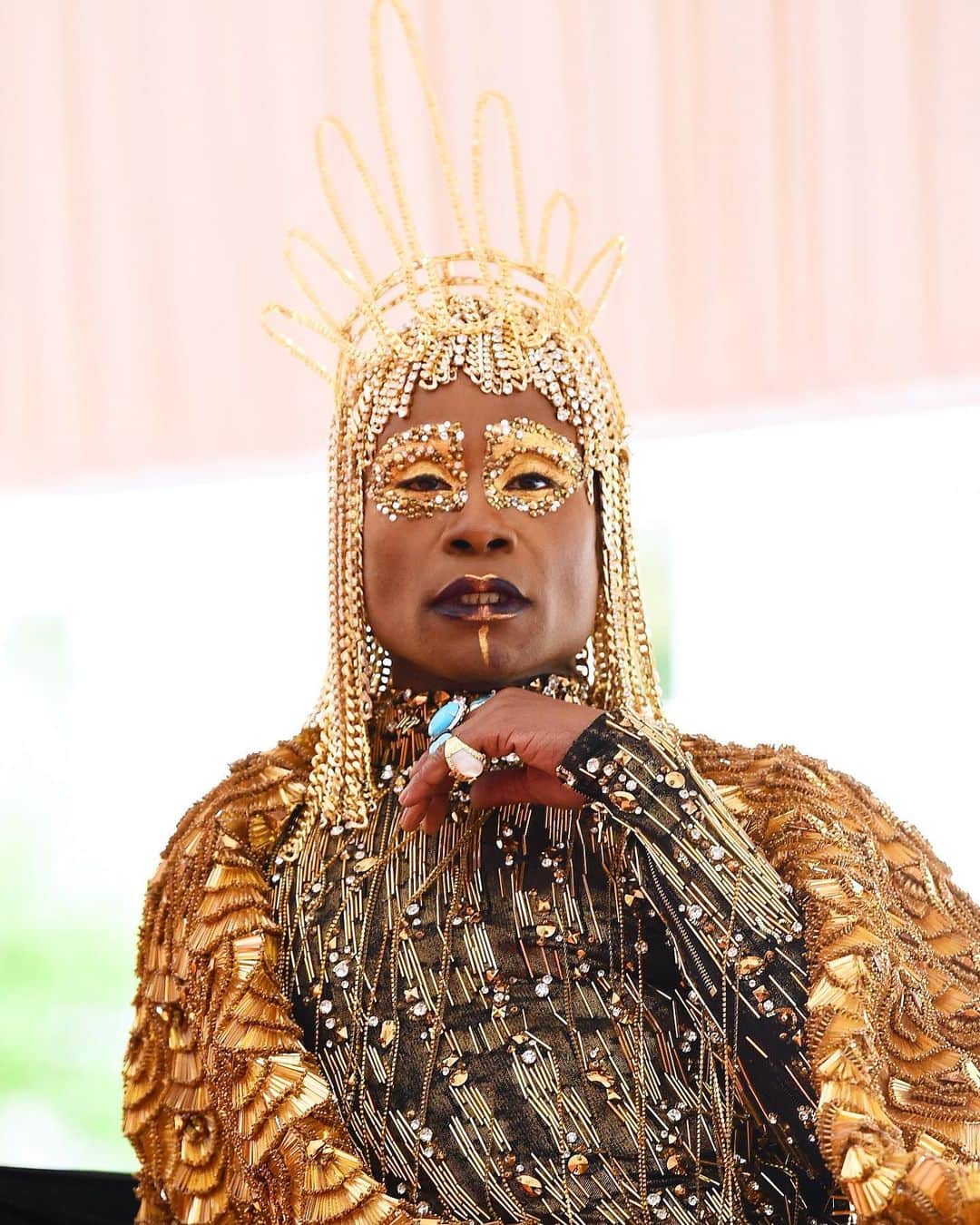 WHO WHAT WEARさんのインスタグラム写真 - (WHO WHAT WEARInstagram)「How I plan to enter the room from now on. @theebillyporter #MetGala photo: getty images」5月7日 7時02分 - whowhatwear