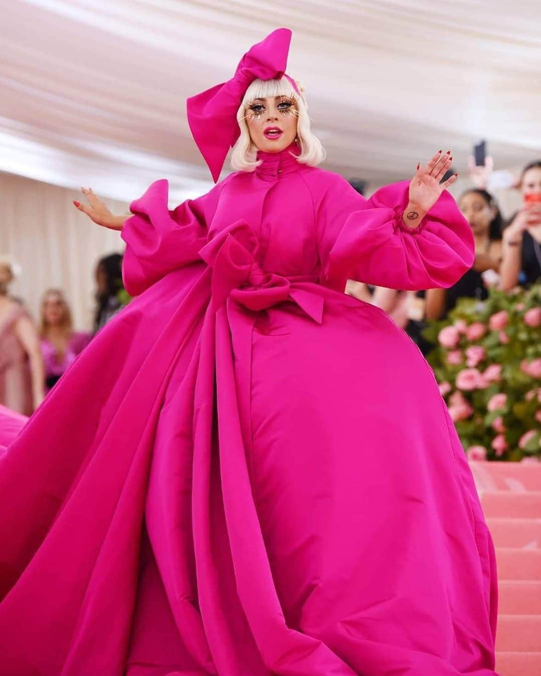 ELLE UKさんのインスタグラム写真 - (ELLE UKInstagram)「Lady Gaga kicked off the #MetGala pink carpet in a whopping four outfits and an entourage of umbrella holders 🎀 LINK IN BIO for all the other A-list looks」5月7日 7時03分 - elleuk