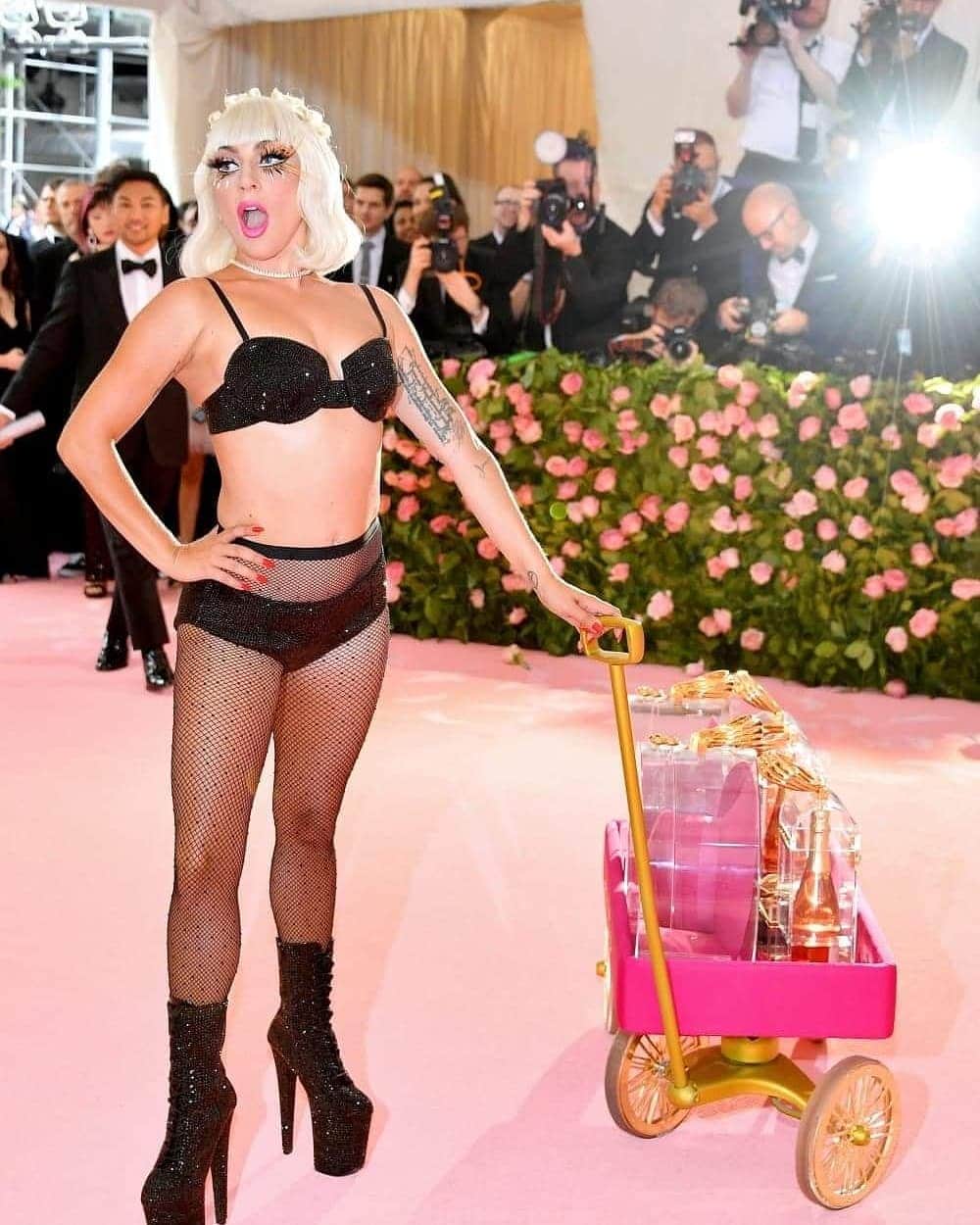 ELLE UKさんのインスタグラム写真 - (ELLE UKInstagram)「Lady Gaga kicked off the #MetGala pink carpet in a whopping four outfits and an entourage of umbrella holders 🎀 LINK IN BIO for all the other A-list looks」5月7日 7時03分 - elleuk