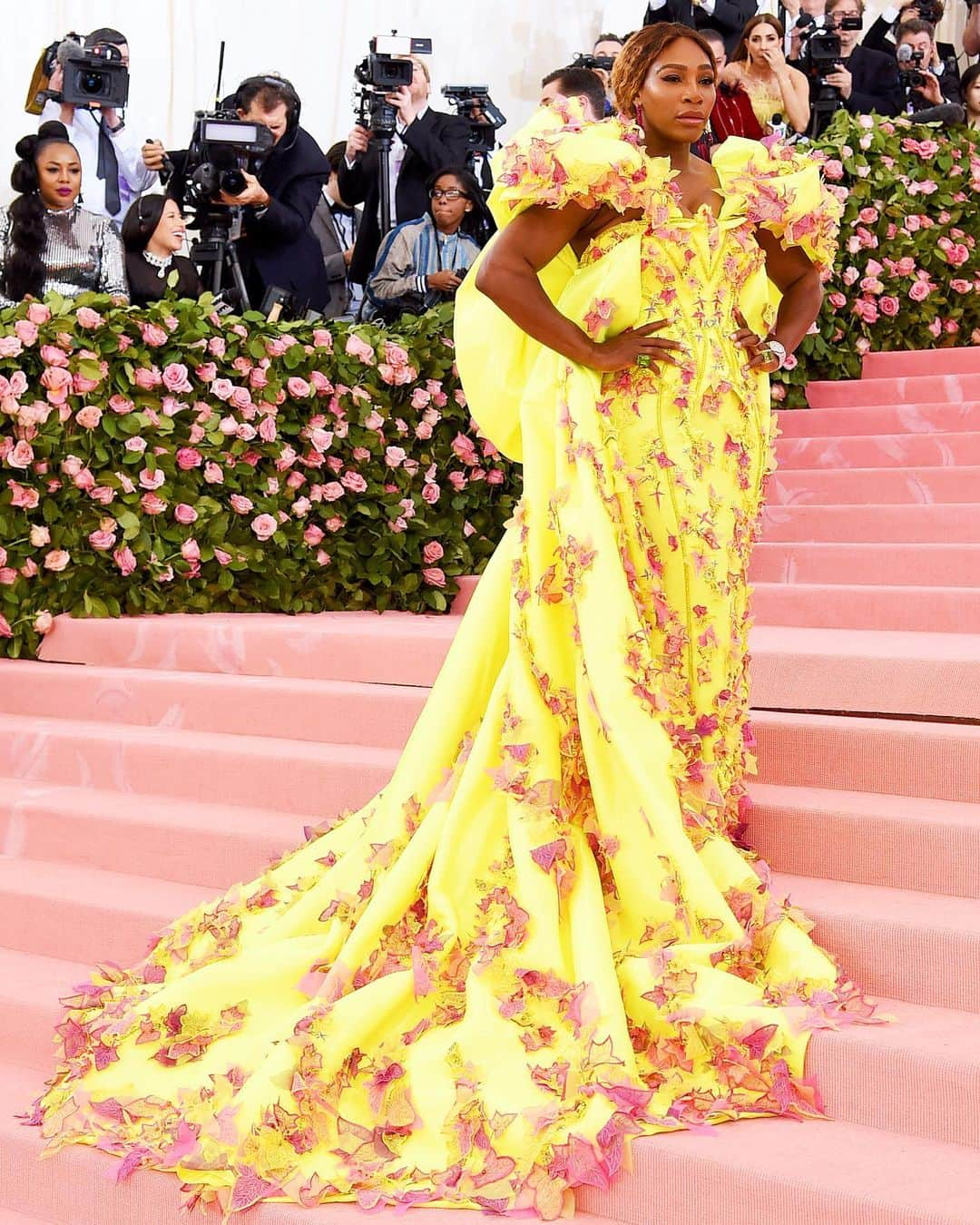 British Vogueさんのインスタグラム写真 - (British VogueInstagram)「#MetGala co-chair #SerenaWilliams arrives on the red carpet wearing @Versace. #MetCamp」5月7日 7時07分 - britishvogue