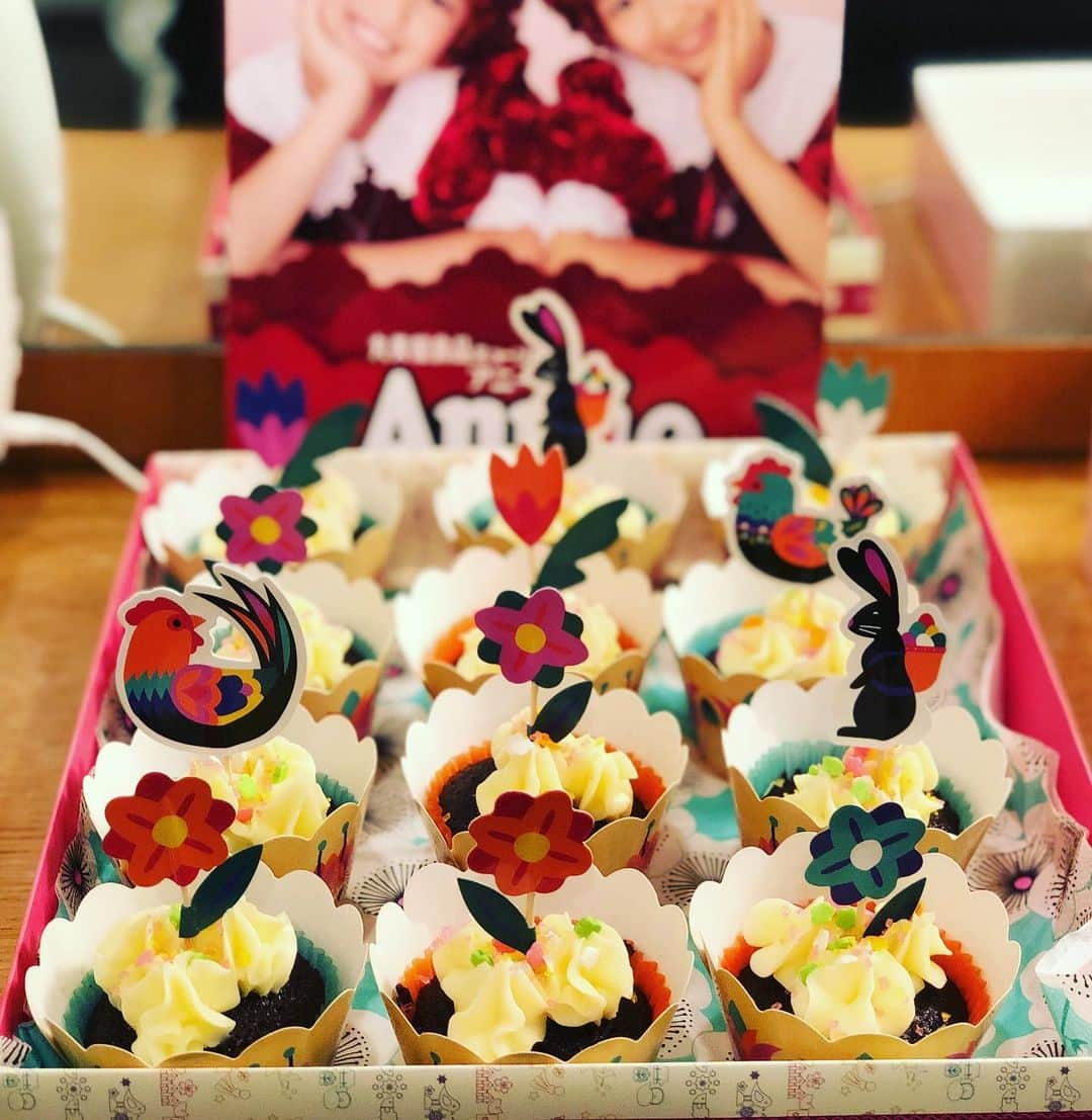 早見優さんのインスタグラム写真 - (早見優Instagram)「Made cupcakes for the kids in the musical! ミュージカル「アニー」でご一緒しているキッズダンサーと孤児役のみんなにカップケーキを焼きました。 #ミュージカルアニー2019  #ミュージカルアニー #手作りスイーツ #カップケーキ #飾り付けはフライングタイガー」5月7日 7時09分 - yuyuhayami