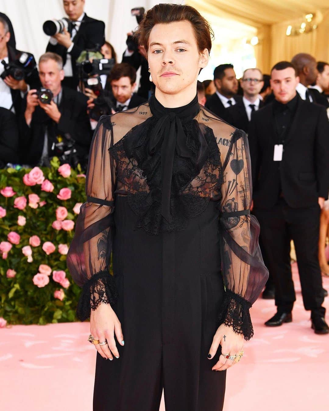 WHO WHAT WEARさんのインスタグラム写真 - (WHO WHAT WEARInstagram)「I'm not okay. @harrystyles in @gucci ❣️ #MetGala photo: getty images」5月7日 7時10分 - whowhatwear