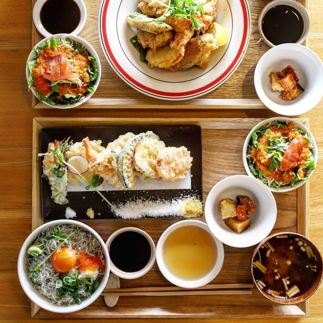 きょん。さんのインスタグラム写真 - (きょん。Instagram)「. .  HITOSARA  伊勢の カフェで お昼ご飯に エビフライを。  天ぷらもあれば しらす丼もあって。  オープン前から並ぶ 価値十二分にあるです。  #HITOSARA#ise#gohan」5月7日 7時10分 - kyon_tokiiro