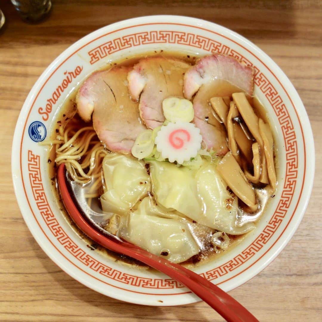 のインスタグラム：「リニューアルしたソラノイロ@東京ラーメンストリートへ❗️懐かしさと新しさが同居したメニュー構成ということで、大好きなワンタン入りのラーメン🍜なるとも乗ってるね❤️ ㅤㅤㅤㅤㅤㅤㅤㅤㅤㅤㅤㅤㅤ グルテンフリーラーメンもはじまったとのこと。それにしても、凄い数の外国人のお客さんで驚いた👌駅ナカにありながらも居心地の良いお店❗️ #ソラノイロ #東京駅ラーメンストリート #ワンタン麺 #ラーメン #らーめん #拉麺 #라면#ramen#noodle  #つけ麺 #まぜそば #汁なし #麺 #麺活 #ラーメン巡り #ラーメンインスタグラマー #麺スタグラム #rameninstagramer  #travel #foodie」