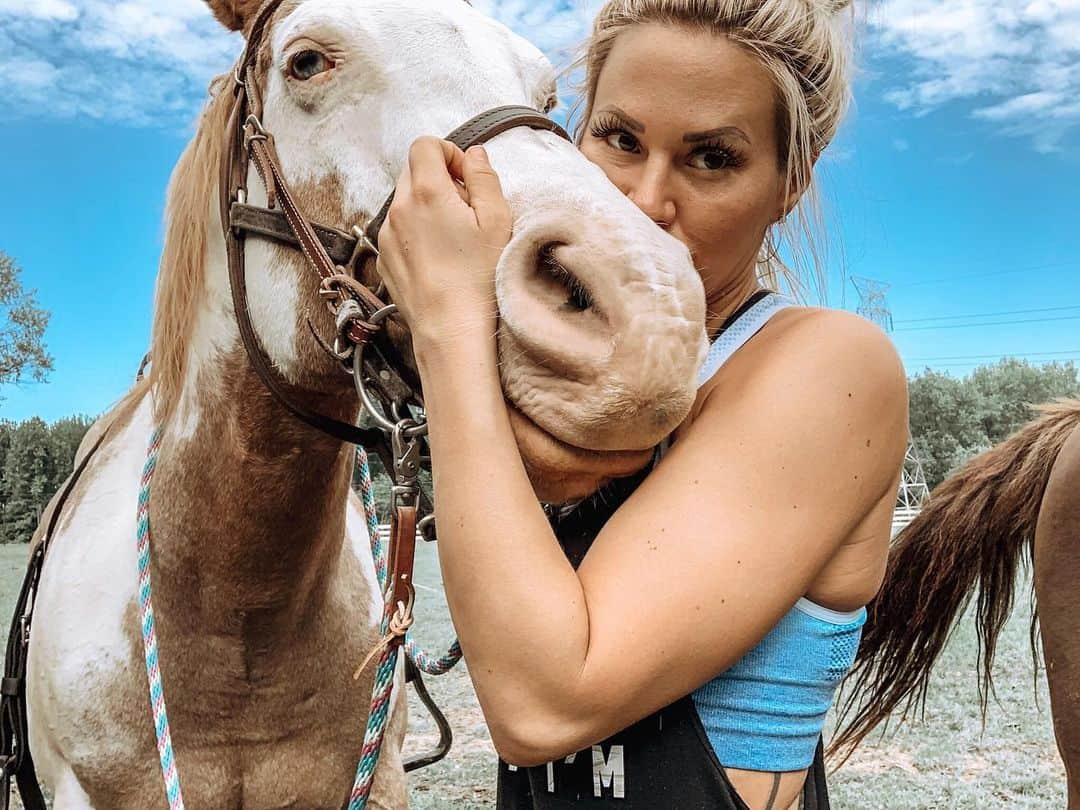 Kindly Myersさんのインスタグラム写真 - (Kindly MyersInstagram)「Tex is an absolute angel of a horse. Truly a unicorn. So happy to have him.」5月7日 7時21分 - kindlymyers