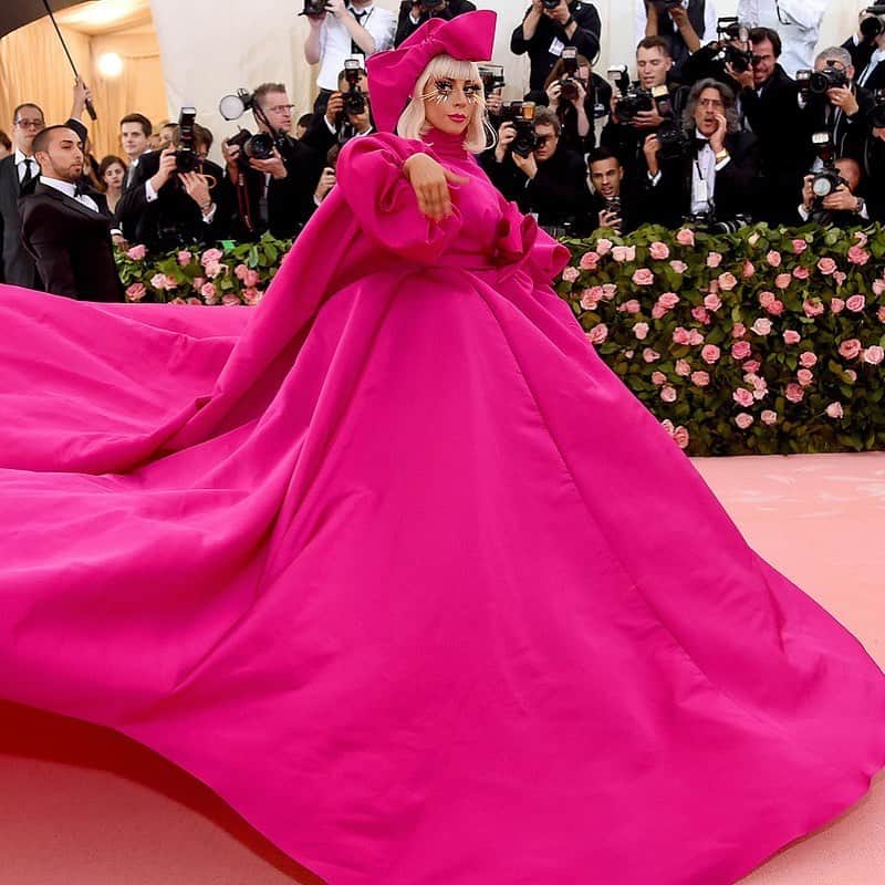 Vogue Italiaさんのインスタグラム写真 - (Vogue ItaliaInstagram)「Best way to start this 2019 Met Gala! Stunning @ladygaga attending the #MetGala in @brandonmaxwell. Discover all the #MetCamp Guests on vogue.it」5月7日 7時21分 - vogueitalia