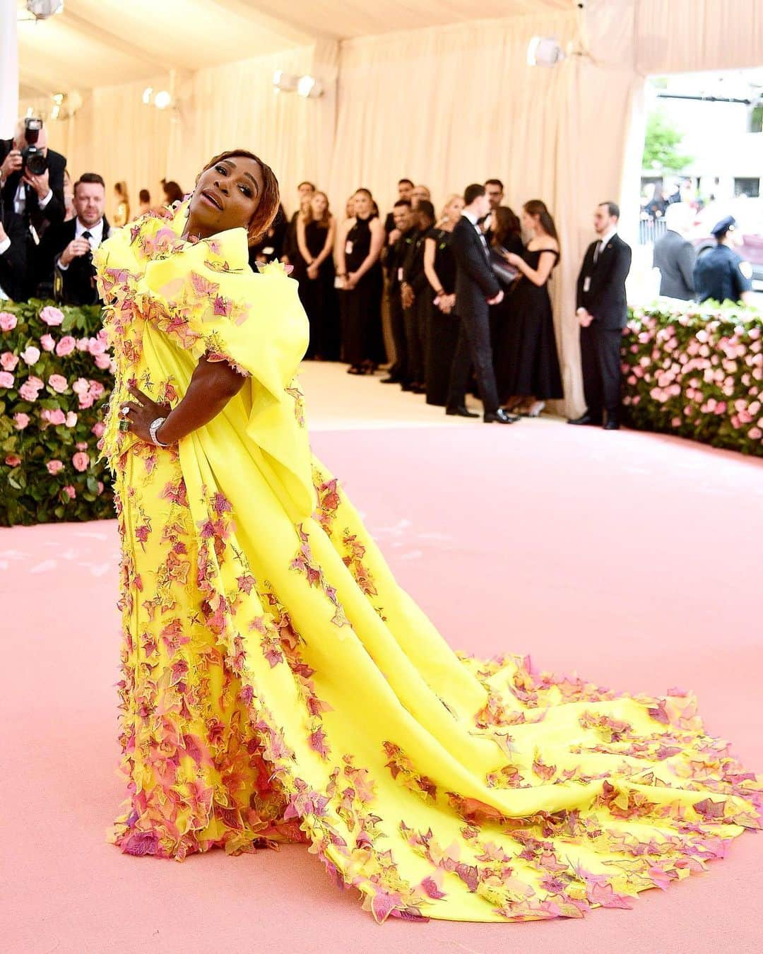 WHO WHAT WEARさんのインスタグラム写真 - (WHO WHAT WEARInstagram)「Serena Williams wore sneakers to the #MetGala—and that's what I call a grand slam. 💥 Tap our link to see. photo: getty images」5月7日 7時15分 - whowhatwear