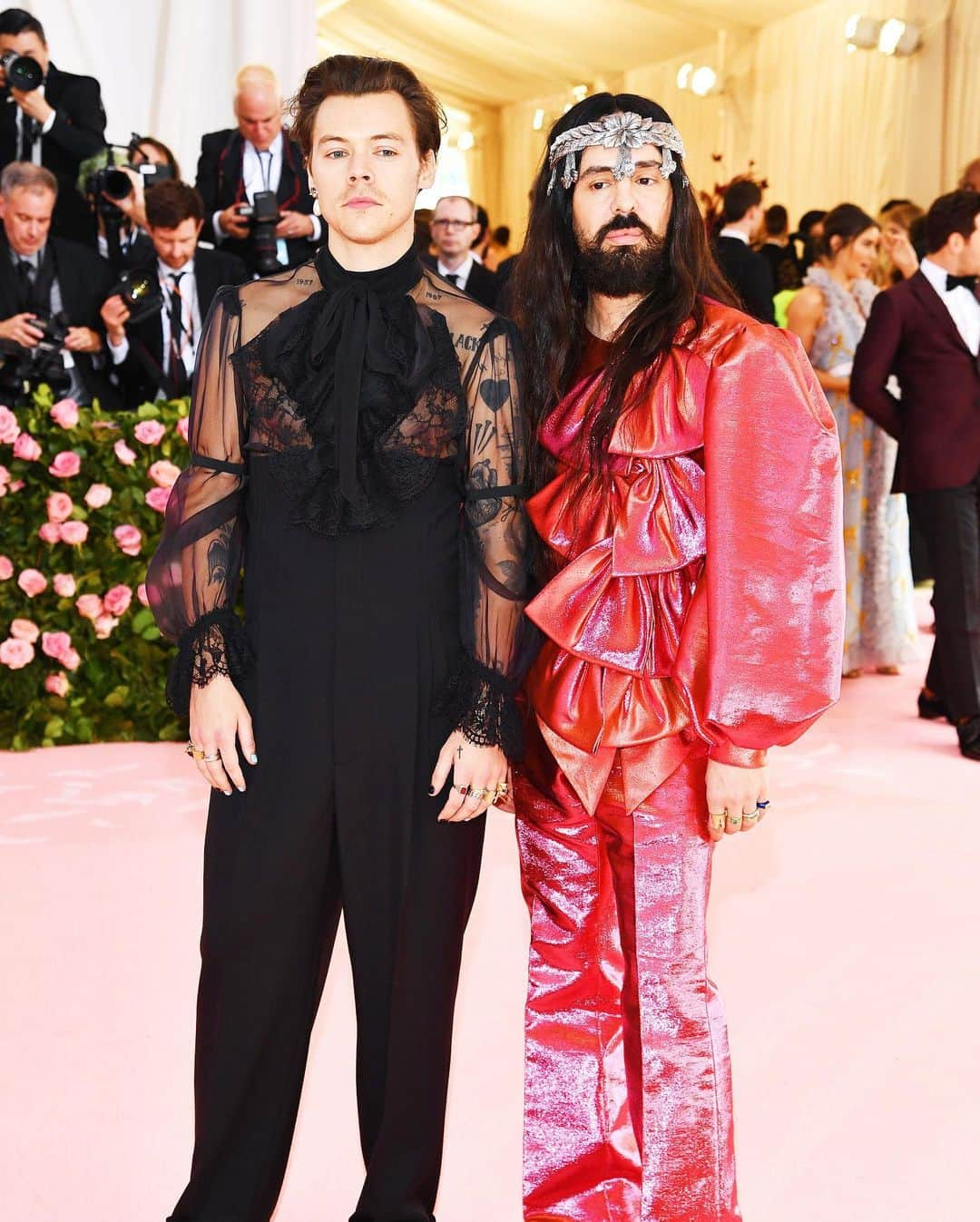 British Vogueさんのインスタグラム写真 - (British VogueInstagram)「#HarryStyles and #AlessandroMichele wearing @Gucci on the red carpet ahead of co-chairing tonight’s event. Get the inside scoop on Harry’s #MetGala look, via the link in bio. #MetCamp」5月7日 7時18分 - britishvogue