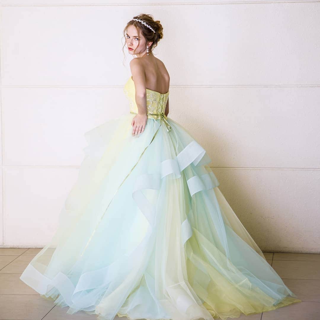 LAVIEEN ROSE Weddingのインスタグラム：「レモンイエロー と#ミントグリーン #シャーベットカラー をミックスさせた  オリジナル #グラデーションカラー　🌈  Dress… ティトリー  #ラビアンローゼ #プレ花嫁#カラードレス#花嫁#ウエディング#ウェディングドレス#卒花嫁#ドレス迷子#ドレス試着#日本中のプレ花嫁さんと繋がりたい#2019秋婚#2019夏婚##結婚式ドレス#フォトウェディング#2019春婚#プレ花嫁さんと繋がりたい #ドレス選び#シンデレラドレス#お色直し#大人婚#ホテルウェディング#ナチュラルウェディング#weddingdress #プレ花嫁さんと繋がりたい#tg花嫁#静岡花嫁#静岡結婚式場#名古屋結婚式場」