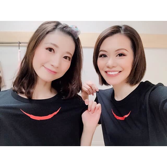 のインスタグラム：「· ロビーで販売している『笑う男』Tシャツ。 欲しくて、ついに購入しました😂 シンプルなのにひと目でわかりますよね👄✨ 可愛い！！ 最近のお気に入りです👍 としとお揃い✨✨ 思い出に💛 · と思ったらキャップまでお揃いでした🙈 気が合いますな(笑) としとは、かれこれ17年くらいの仲になります(笑) 長いね☺️ #笑う男 #笑う男Tシャツ #ミュージカル #デア #フィーヴィー #お揃い #キャップ #被り #BALENCIAGA #お気に入り #宇月颯 #0506」