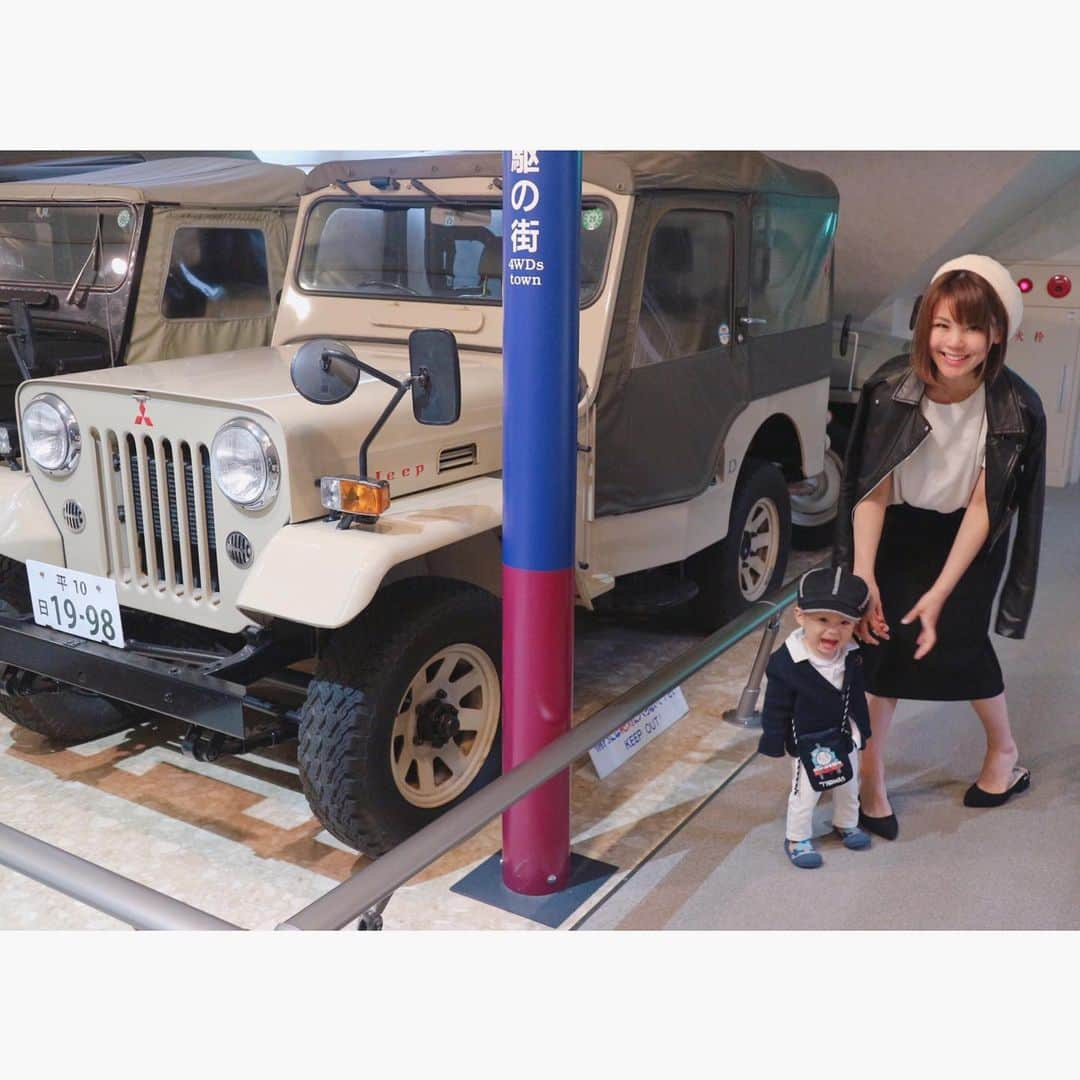 長谷川真美さんのインスタグラム写真 - (長谷川真美Instagram)「🚙✨ ・ 「はぁー #Jeep 欲しいわー」が 口癖になってしまった主人🤭✨笑 ・ 今回そんな我が家にピッタリの #ジープオンオフコーデ キャンペーンを Jeep®（ジープ）さんが開催してます😍💗 ・ 息子はち君との #リンクコーデ で ONとOFFのファッションコーデ😁✨ ・ 1.2枚目のOFFコーデは分かりやすく jeepに似合うように #ワイルド 系🦓🦁 (この時ご機嫌タイム✨笑) 3枚目以降のONコーデはトーンを抑えて シャツやジャケットでキレイ目だけど ライダースや帽子で崩しました👍💕 ・ https://www.jeepcoordinate-onoff.jp/ ストーリーにもキャンペーンのURL載せておくよ‼️ ・ GWには日本自動車博物館で歴代のJeep✨ やっぱり #Jeep カッコいいわ👀💕 その写真も混ぜてます😁😁😁 ・ #PR #はち成長記録」5月7日 18時12分 - maami.hase