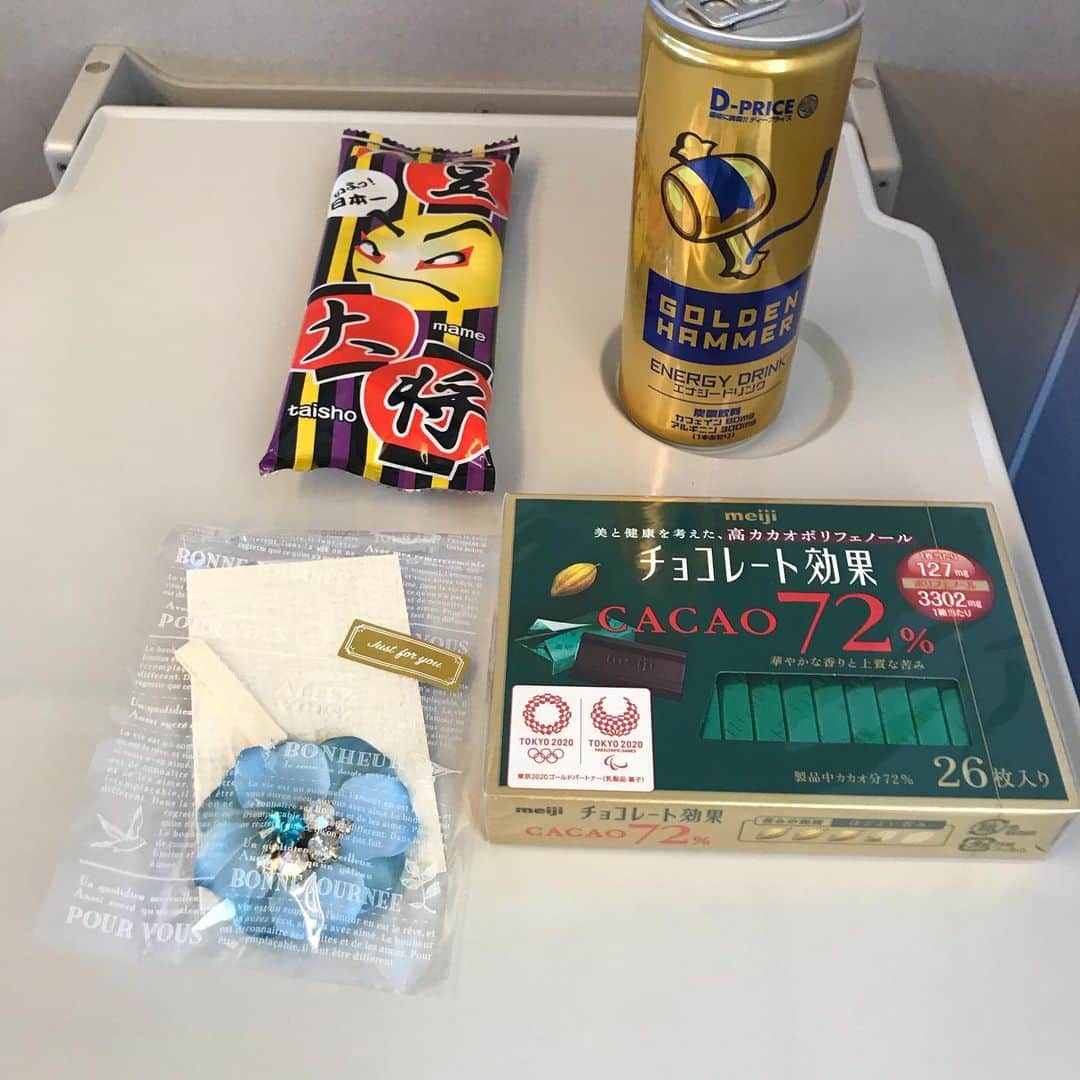 クロちゃんさんのインスタグラム写真 - (クロちゃんInstagram)「急いで東京戻ってるしん！ しかし、どんな急いでも新幹線に乗ったら何もできないので、差し入れいただいたのを食べて飲んで、香りを嗅いでリラックスするしん。 優しいラベンダーの香りがマッタリさせてくれるしんよー♪」5月7日 18時12分 - kurochandesuwawa