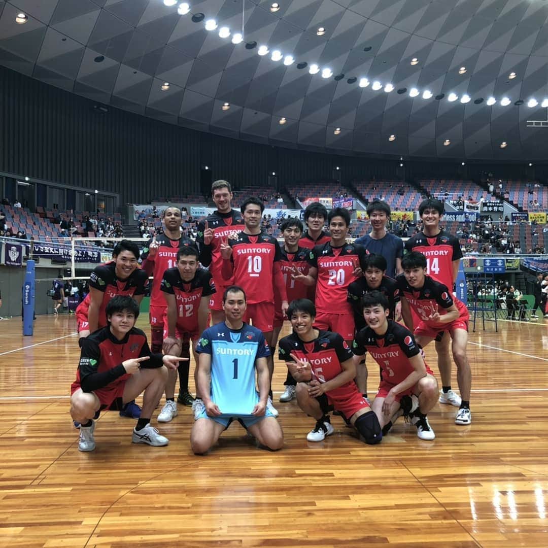 小野遥輝さんのインスタグラム写真 - (小野遥輝Instagram)「. 黒鷲旗優勝しました😄 嬉しい限りです！！ . たくさんの応援ありがとうございました！ いろんな経験ができたシーズンでした！！ 少しの間リフレッシュして、また来シーズン三冠目指して頑張ります！！ . よねさん長い間お疲れ様でした！！最後の最後までかっこよかったです😎ありがとうございました😣」5月7日 18時13分 - haruki_man
