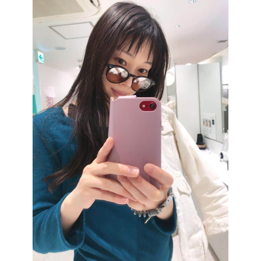 海隼人（有馬佐織）さんのインスタグラム写真 - (海隼人（有馬佐織）Instagram)「GW明けはyogaの教えからスタート🌼 ちょっと寒かったので、 今日は家からヨガウエアの上に @glaz_respirer_japan  の青みがかったグリーンが新鮮なお気に入りのニット🧶 にダブスタの昔から着てるノーカラーGジャンでお出かけ🌼🌼🌼 ・ ・ #uvブロックとすっぴん隠し #安定の#rayban #jeanjacket #white#gジャン#doublestandardclothing  #yoga#ヨガ#ヨガウエア #glazrespirer#グラズレスピレ #glaz#グラズ#g_outfit#yogawear  #アンバサダー #yogainstructor#yogateacher  #ヨガインストラクター #宝塚og #元宝塚 #海隼人」5月7日 18時13分 - saorimahalo