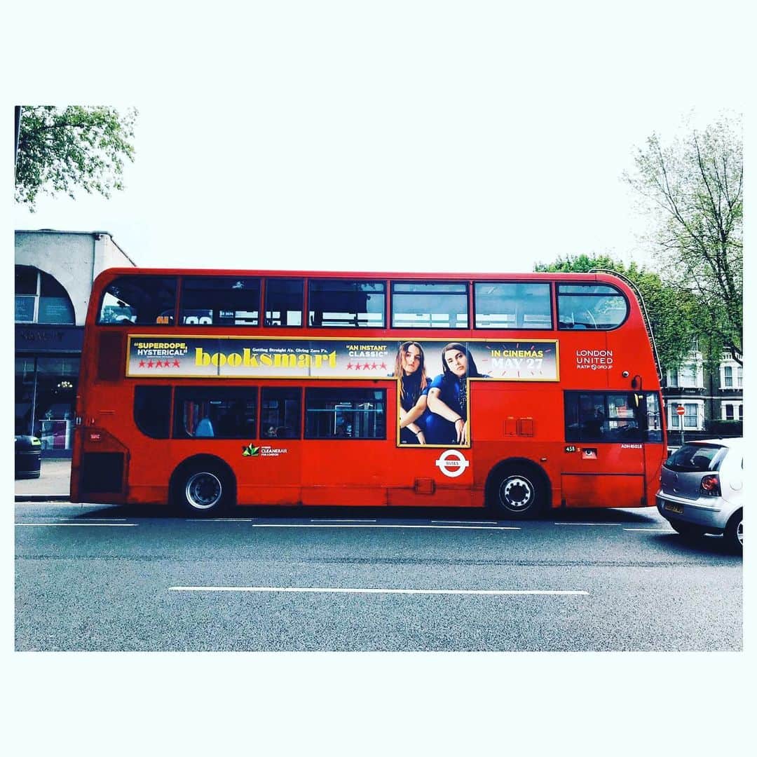オリヴィア・ワイルドさんのインスタグラム写真 - (オリヴィア・ワイルドInstagram)「Oh hey London calling WE’RE ON A FRIGGIN BUS 😱😱😱😱😱😱😱 @booksmart」5月7日 18時13分 - oliviawilde
