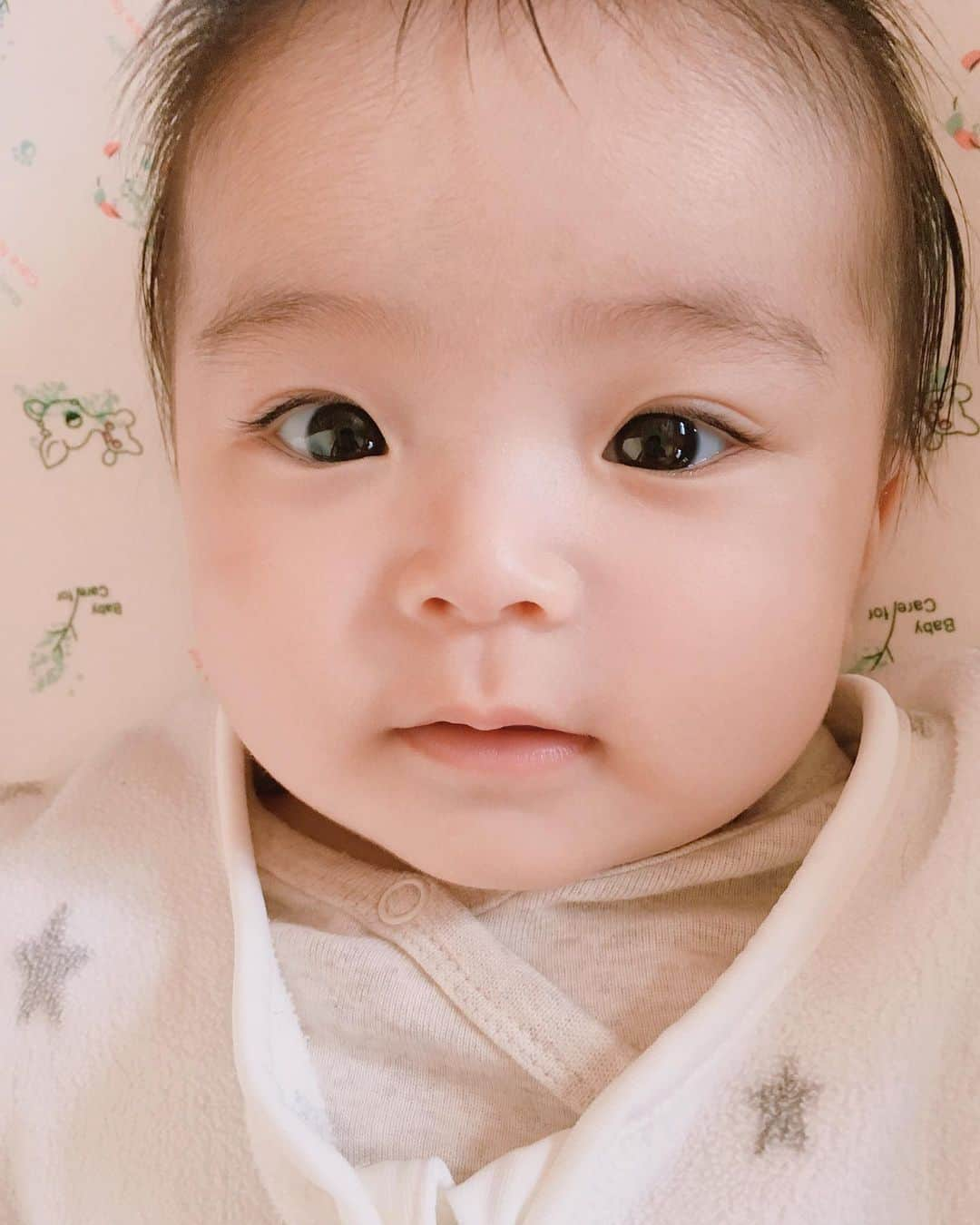 佐藤あやさんのインスタグラム写真 - (佐藤あやInstagram)「先日5ヶ月を迎えた娘👶🏻 . 今回のGW、実家で皆にたくさん構ってもらったのがすごく楽しかったのか、今まで見たことないような表情やたくさんの笑顔を見せてくれました☺️💓 . まだ寝返りは平成最後の日にした1度だけ。 でも本当に成長が早くて、毎日たくさんのことを吸収してくれてるんだとわかって何故か泣けてきたり(私より旦那さんの方がよく泣いてるけど😂w)  娘を出産してからてんてこ舞いで、あっという間にここまできた感じですが、最近やっと育児を楽しめる余裕が出てきたような気がします☀️ . もちろん大変なことも多いけど、こんな素敵な気持ちにさせてくれて、周りの人たちにはめっちゃくちゃ感謝です🙏🏻✨ . 今月は色々バタバタしそうなのでこんなこと言ってられるのも今だけかも。（笑）  あっという間だったけど、とっても楽しいGWでした😊 #5か月#ベビスタグラム#べびすたぐらむ#女の子ママ#女の子ベビー#ママ」5月7日 16時50分 - faafa8