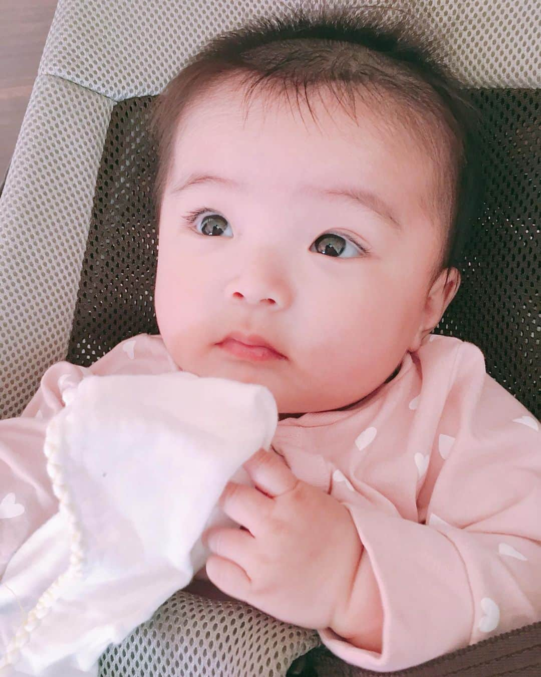 佐藤あやさんのインスタグラム写真 - (佐藤あやInstagram)「先日5ヶ月を迎えた娘👶🏻 . 今回のGW、実家で皆にたくさん構ってもらったのがすごく楽しかったのか、今まで見たことないような表情やたくさんの笑顔を見せてくれました☺️💓 . まだ寝返りは平成最後の日にした1度だけ。 でも本当に成長が早くて、毎日たくさんのことを吸収してくれてるんだとわかって何故か泣けてきたり(私より旦那さんの方がよく泣いてるけど😂w)  娘を出産してからてんてこ舞いで、あっという間にここまできた感じですが、最近やっと育児を楽しめる余裕が出てきたような気がします☀️ . もちろん大変なことも多いけど、こんな素敵な気持ちにさせてくれて、周りの人たちにはめっちゃくちゃ感謝です🙏🏻✨ . 今月は色々バタバタしそうなのでこんなこと言ってられるのも今だけかも。（笑）  あっという間だったけど、とっても楽しいGWでした😊 #5か月#ベビスタグラム#べびすたぐらむ#女の子ママ#女の子ベビー#ママ」5月7日 16時50分 - faafa8