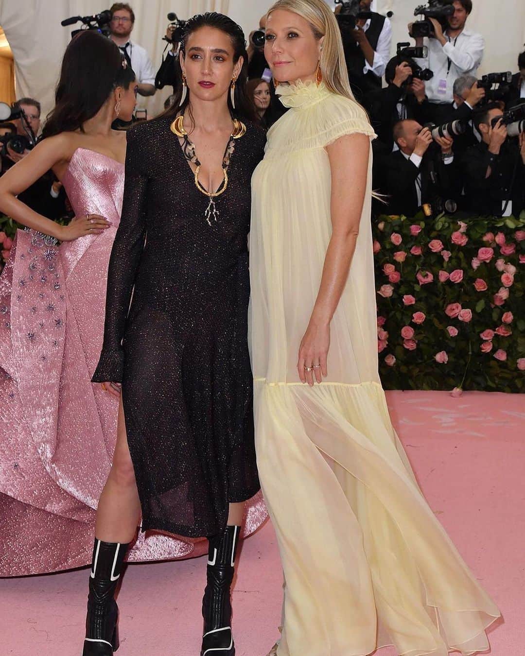Vogue Parisさんのインスタグラム写真 - (Vogue ParisInstagram)「The world’s biggest designers got the chance to flex their creative muscles last night at the MET Gala in New York, riffing on the theme of Susan Sontag’s ‘Notes on Camp’’ and taking to the red carpet  themselves besides their muses. See our selection of the night’s greatest design duos. #MetGala2019 #metcamp #metball」5月7日 16時44分 - voguefrance