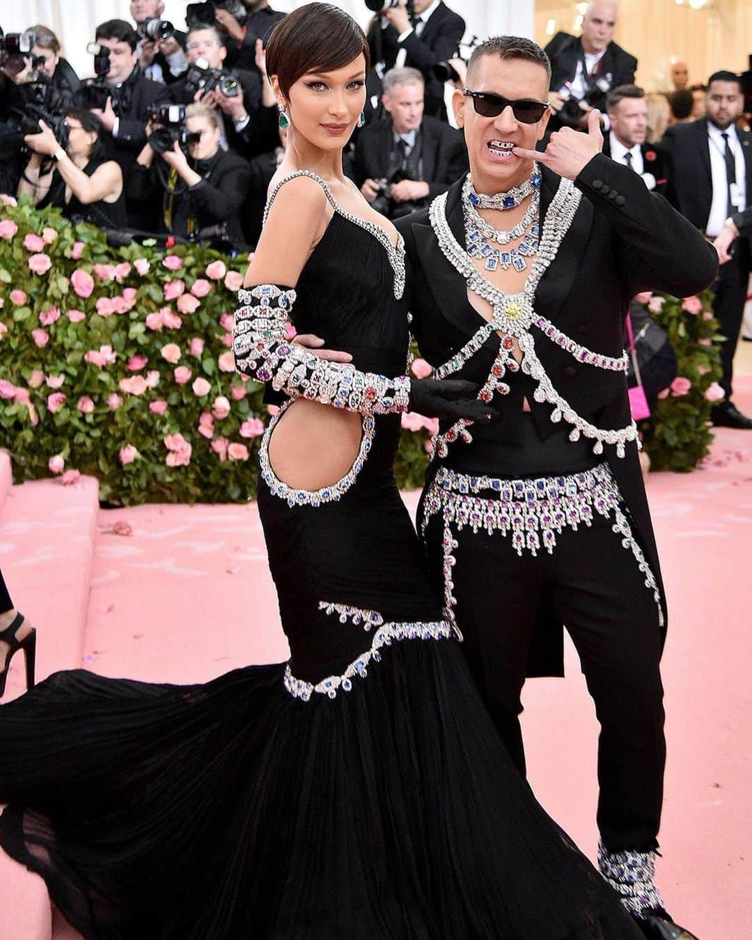 Vogue Parisさんのインスタグラム写真 - (Vogue ParisInstagram)「The world’s biggest designers got the chance to flex their creative muscles last night at the MET Gala in New York, riffing on the theme of Susan Sontag’s ‘Notes on Camp’’ and taking to the red carpet  themselves besides their muses. See our selection of the night’s greatest design duos. #MetGala2019 #metcamp #metball」5月7日 16時44分 - voguefrance