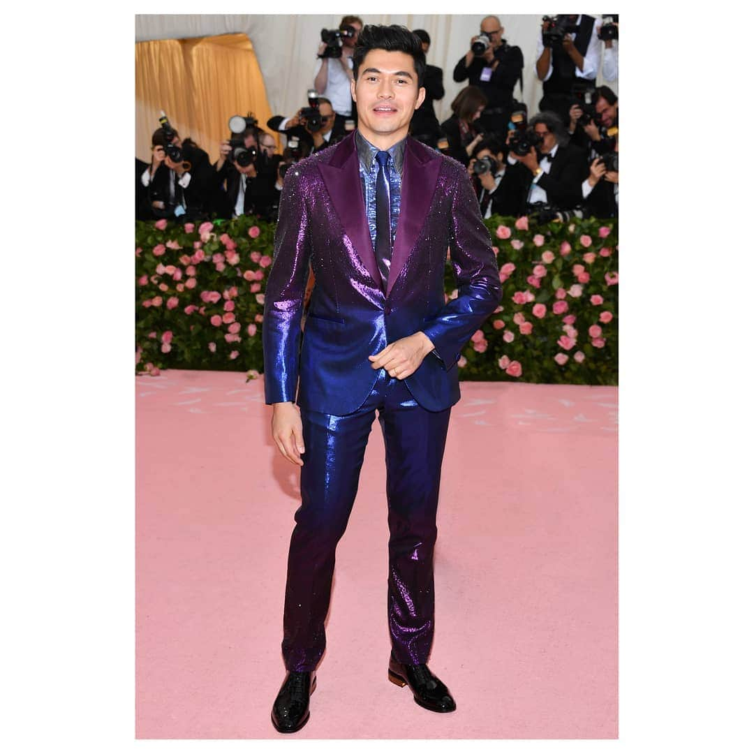 ジャンニヴェルサーチさんのインスタグラム写真 - (ジャンニヴェルサーチInstagram)「@henrygolding at the #MetGala in a bespoke #AtelierVersace suit crafted from double-beaded Swarovski crystals creating a degradé metallic effect. #MetCamp #VersaceCelebrities」5月7日 16時44分 - versace