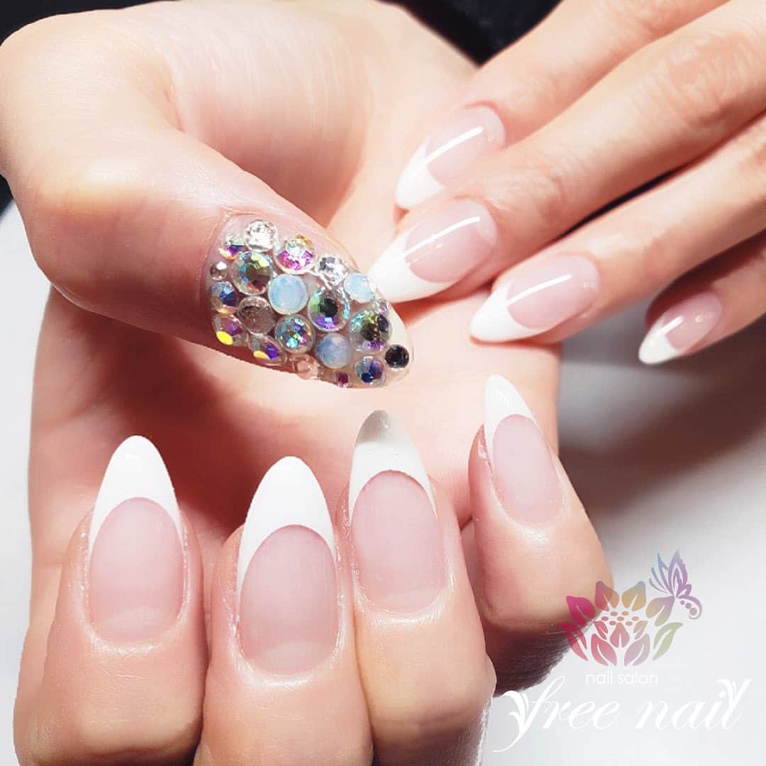 free nail フリーネイルのインスタグラム：「. お客様ネイル💅🏻👒✨ . Simple beauty💠✨ . ギラギラのワンポイントがオシャレ💎✨ . ご来店ありがとうございました🙇🏻‍♀️🙇🏻‍♀️🙇🏻‍♀️💗 . #ネイル #フリーネイル #ネイルアート #ジェルネイル #ネイルサロン #大阪ネイルサロン #ネイルデザイン #ネイルチェンジ #フレンチネイル #ストーンネイル #埋め尽くしネイル #ギラギラネイル #クリアネイル #ヌーディーカラーネイル #デザインネイル #シンプルネイル #トレンドネイル #こだわりネイル #初夏ネイル #夏ネイル #美甲 #日式美甲 #summernails #nailsart #nailsalon #nailsdid #newnails #newnail #freenail」