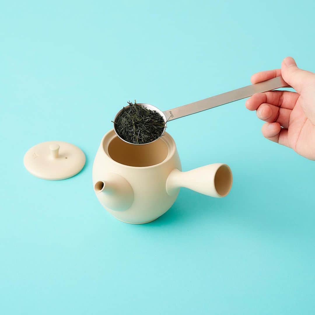 Hanako公式さんのインスタグラム写真 - (Hanako公式Instagram)「ゴールデンウィーク明けは、お茶でほっこりしませんか？﻿ ﻿ 初夏は"ジャパニーズティー・ヌーボー"の季節。今がシーズンの新茶をじっくり丁寧に淹れていただきませんか🌿﻿ ﻿ 1.沸騰した湯をお茶碗にとり、湯冷ましする。﻿ 2.急須へ茶葉を入れる。﻿ 3.急須へ茶碗のお湯を注いで40秒待つ。﻿ 4.最後の一滴まで注ぎ切る。﻿ ﻿ この時季にしか味わえない新茶の魅力をぜひ味わってください。﻿ ﻿ 【Hanako_ひみつの鎌倉特集発売!!】﻿ #Hanako #Hanako_magazine #Hanako30th #鎌倉 #kamakura  #和菓子好き #お茶好き #ポジティヴおこもり #ホームパーティー #部屋作り #一人暮らしインテリア #日々のこと #積ん読 #読書部  #パン好き #和菓子好き #おやつ部 #お茶好き #コーヒー好き #朝ごはんの記録  #喫茶店巡り #喫茶部 #カフェ部 #カフェ巡り #インスタ漫画 #映画部 #netflix #ネットフリックス #Photoby_NatsumiKakuto」5月7日 16時45分 - hanako_magazine