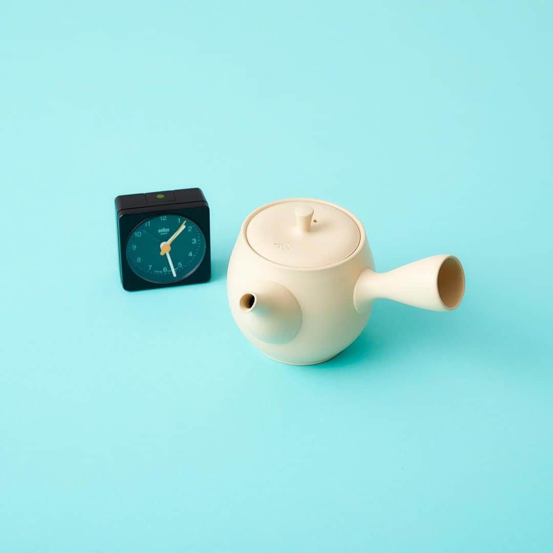 Hanako公式さんのインスタグラム写真 - (Hanako公式Instagram)「ゴールデンウィーク明けは、お茶でほっこりしませんか？﻿ ﻿ 初夏は"ジャパニーズティー・ヌーボー"の季節。今がシーズンの新茶をじっくり丁寧に淹れていただきませんか🌿﻿ ﻿ 1.沸騰した湯をお茶碗にとり、湯冷ましする。﻿ 2.急須へ茶葉を入れる。﻿ 3.急須へ茶碗のお湯を注いで40秒待つ。﻿ 4.最後の一滴まで注ぎ切る。﻿ ﻿ この時季にしか味わえない新茶の魅力をぜひ味わってください。﻿ ﻿ 【Hanako_ひみつの鎌倉特集発売!!】﻿ #Hanako #Hanako_magazine #Hanako30th #鎌倉 #kamakura  #和菓子好き #お茶好き #ポジティヴおこもり #ホームパーティー #部屋作り #一人暮らしインテリア #日々のこと #積ん読 #読書部  #パン好き #和菓子好き #おやつ部 #お茶好き #コーヒー好き #朝ごはんの記録  #喫茶店巡り #喫茶部 #カフェ部 #カフェ巡り #インスタ漫画 #映画部 #netflix #ネットフリックス #Photoby_NatsumiKakuto」5月7日 16時45分 - hanako_magazine