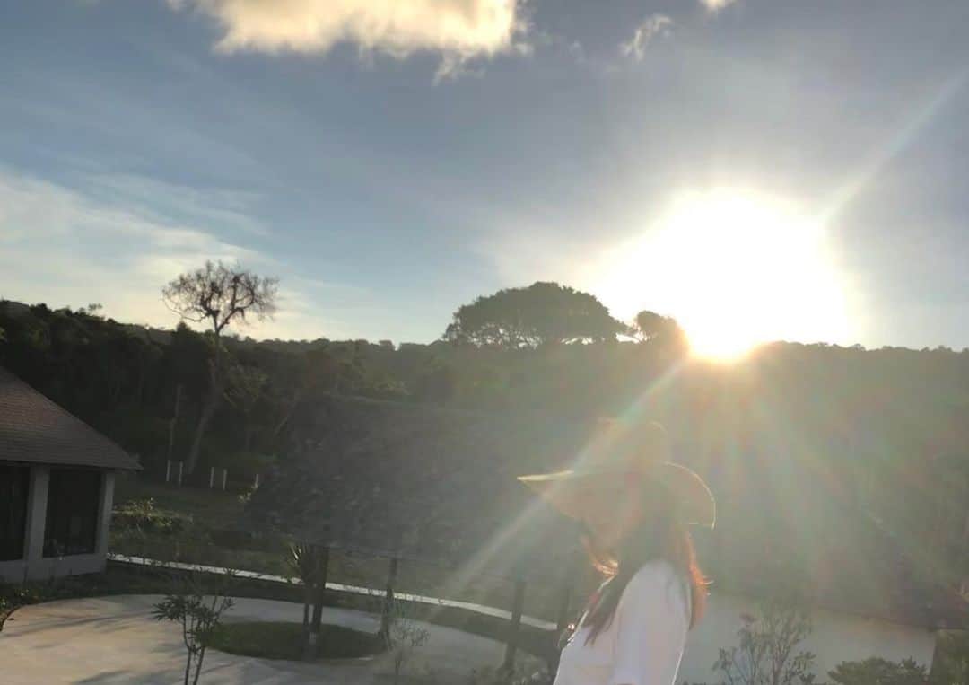 伴杏里さんのインスタグラム写真 - (伴杏里Instagram)「眩しい太陽🌞✨ #朝日  #picture #sunrise #sunshine #nature #relax」5月7日 16時47分 - anri.ban