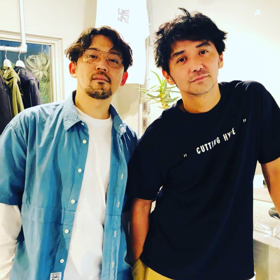 岡田義徳さんのインスタグラム写真 - (岡田義徳Instagram)「昨日、家族で原宿のoffshoreへ。 久しぶりに村上淳君に会えて感激。 淳君に我が子を紹介。 何も言わず、これをって。 プレゼントしてくれた！ 多分、子供のお祝いをサラッとしてくれたんだなっと。 淳君とは、もう24.5年前からお互い知ってる仲。こういうカッコいい事をサラッとできる兄貴に俺も憧れます。 淳君、本当にありがとう。 やはり、カッコイイですわ。  #村上淳 #cuttinghype #岡田義徳  @shantiibird  @offshore_tokyo #offshoretokyo  #エンジニアブーツ」5月7日 16時47分 - yoshinori_okada_44