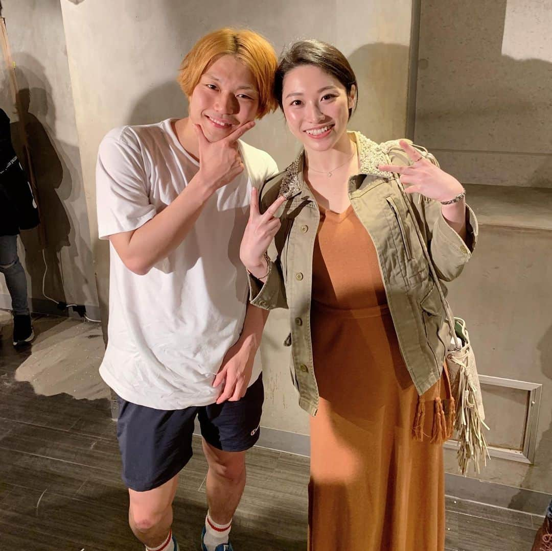 春原未来さんのインスタグラム写真 - (春原未来Instagram)「#シャララな2人 #新宿三丁目 #新宿眼科画廊 にて観てきました。 . #新橋探偵物語 で #共演 した #セックス探偵 の #長野こうへい くんと。#金髪 だと印象違うね！早く #黒髪 に戻したいって言ってた。私もそのほうが良いと思います。笑 . #佐藤さき #赤田耕哉 #伊藤ももこ #大久保輝人 #門田宗大 #小林風花 #中野匡人 #藤原希 #増田朋弥 #千秋楽 #お疲れさま #果無 の #決めポーズ #春原未来」5月7日 16時49分 - sunohara_miki