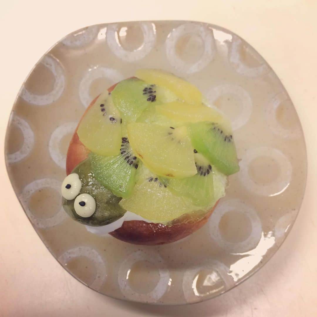 岡田屋鉄蔵のインスタグラム：「今日のおやつ。パン屋さんの新作、ギャメ。笑」