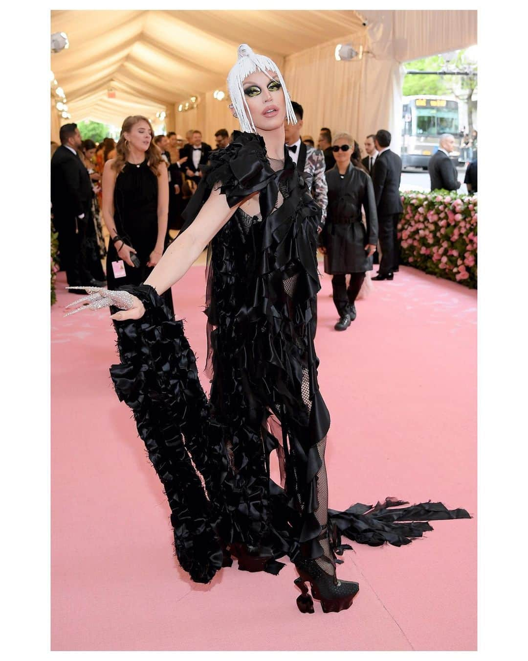 Maison Margielaさんのインスタグラム写真 - (Maison MargielaInstagram)「@ageofaquaria wears #MaisonMargiela #Artisanal designed by @JGalliano to the 2019 #MetGala #MetCamp」5月7日 16時54分 - maisonmargiela