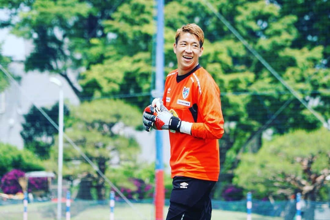 林彰洋のインスタグラム：「32歳になりました👍 近年本当にサッカーが楽しいです。 サッカーが好きで仕事としてサッカーができる喜びもより大きな喜びとして感じております。 そんな中でタイトルをチームにもたらせる選手になれるようまだまだ成長していきたいと思っています。 またまだ頑張りますのでよろしくお願い致します🙌 Became 32 years old today. And I’m so much fun football life day to day. love my job football player Keep going 🙌🙌 #5月7日 #BD #fctokyo」