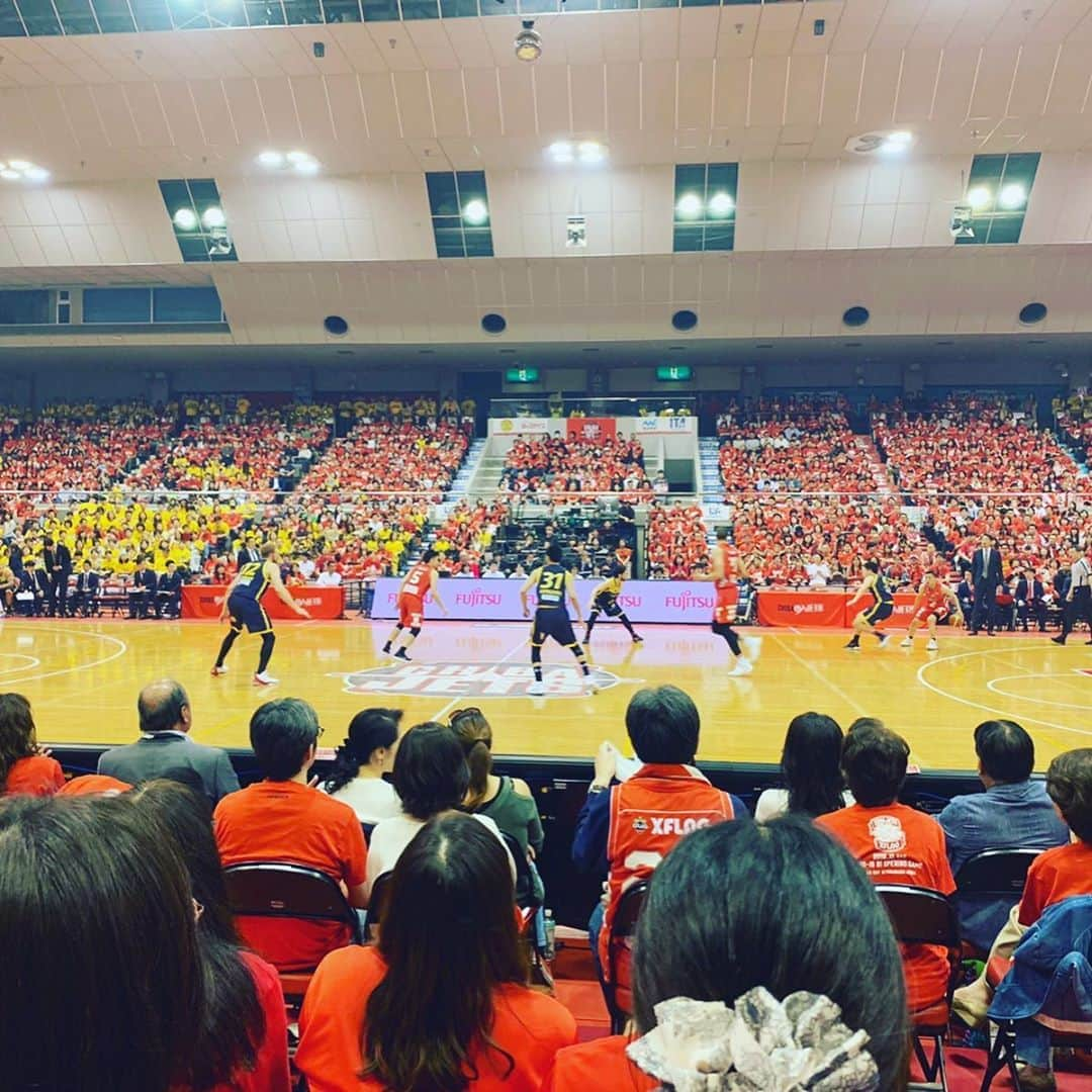 川口満里奈さんのインスタグラム写真 - (川口満里奈Instagram)「. . 死闘という言葉がぴったりのセミファイナル。 ジェッツがファイナル進出を決めました。 嬉しい反面、 ケガをされたブレックスの選手の方々や それを目の前で見ていた ブースターの皆さんの気持ちを考えると 正直複雑で手放しで喜ぶことができず、 いまもなかなか気持ちの整理がつきません。 が！とにかく！！今週末の決勝では 大好きなジェッツの皆さんの背中を 応援で後押しするのみ💪📣🔥 . ロシター選手、鵤選手、比江島選手など ケガをされた方々の一日も早い回復を 心から願っています。 . . . #千葉ジェッツ #栃木ブレックス」5月7日 16時56分 - mqrinqkqwqguchi