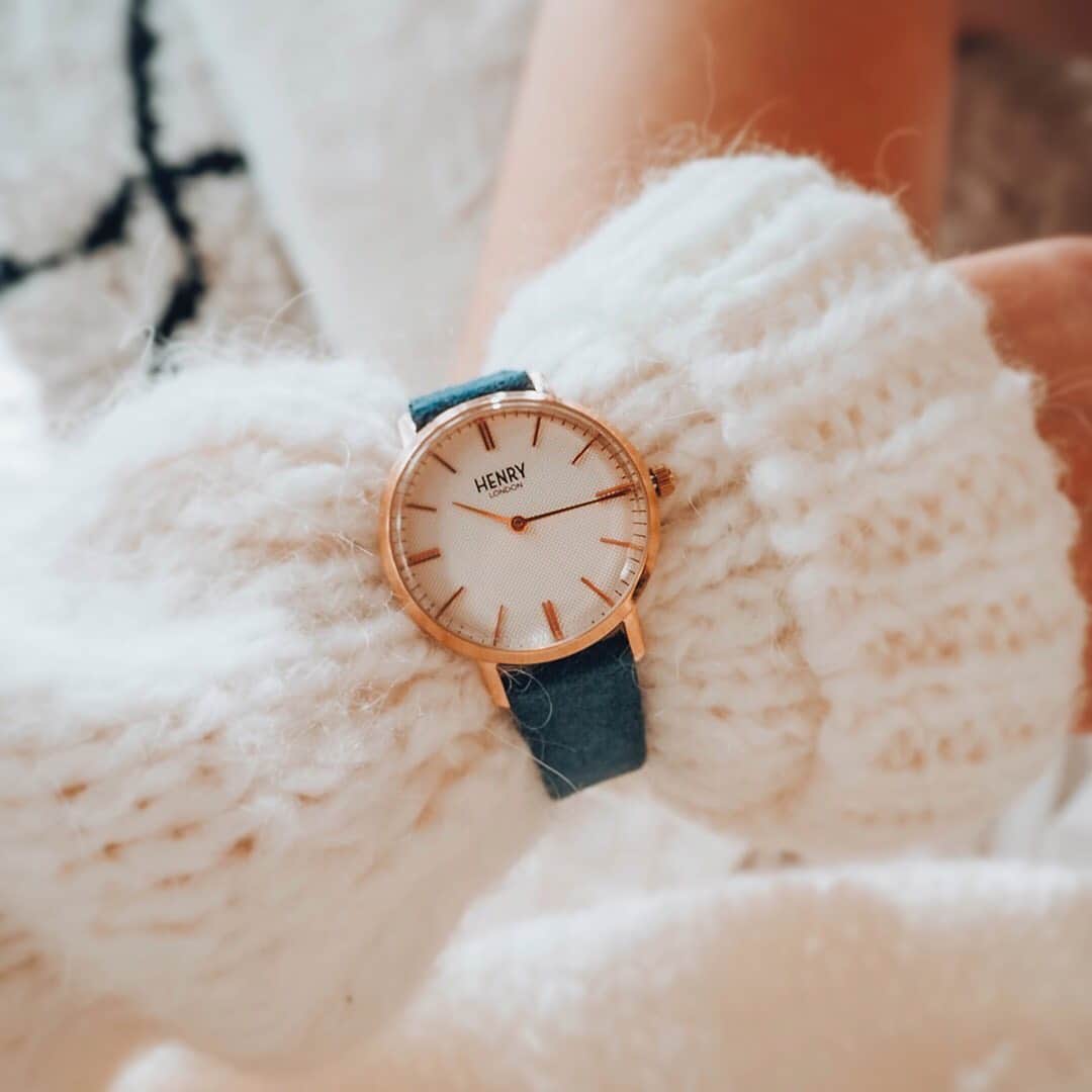 Henry London Official page of Britishさんのインスタグラム写真 - (Henry London Official page of BritishInstagram)「Keeping warm but stylish with our soft suede Regency in teal, beautifully styled by @be_parisien . . . #teal #suede #regency #henrylondon #henrywatches #womenswatches #womensfashion #london #britishdesign #britishbrand #vintage #heritage」5月7日 17時06分 - henrywatches